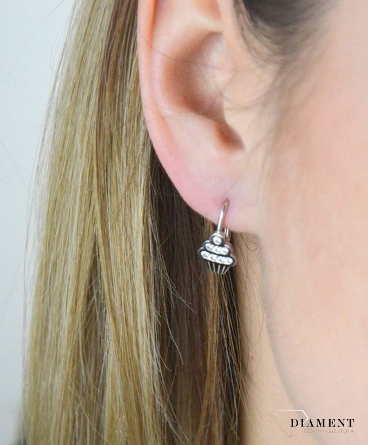 Kolczyki srebrne Muffinki z białymi cyrkoniami JMAD0038SE00. Srebrne muffiki wysadzane białymi cyrkoniami. Kolczyki zostały wykonane z najwyższej jakości srebra próby 925. Przepiękna biżuteria doskona.jpg