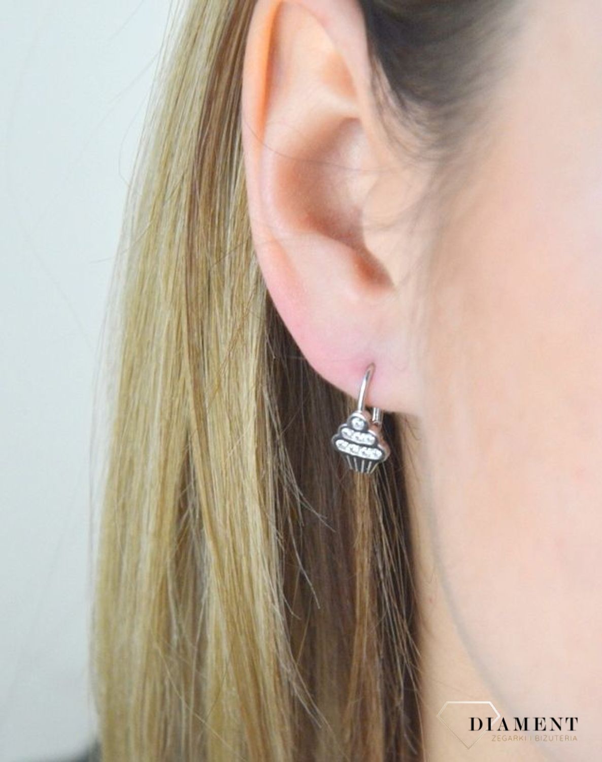 Kolczyki srebrne Muffinki z białymi cyrkoniami JMAD0038SE00. Srebrne muffiki wysadzane białymi cyrkoniami. Kolczyki zostały wykonane z najwyższej jakości srebra próby 925. Przepiękna biżuteria doskona.jpg