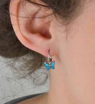 Srebrne kolczyki dziewczęce błyszczący motyl Niebieski opal JMAD0040AE00. Kolczyki zostały wykonane z najwyższej jakości srebra próby 925. Urocze kolczyki w kształcie pięknego motyla. Srebrne kolczyki dla dziewczynki motyl (4).JPG