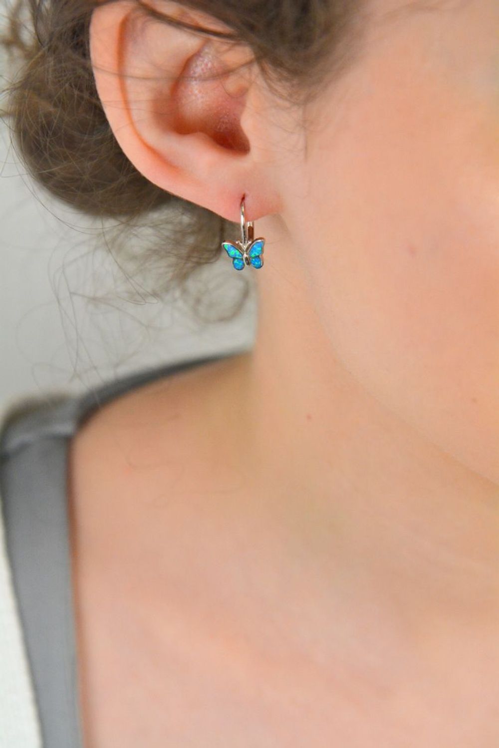 Srebrne kolczyki błyszczący motyl z niebieskim opalem JMAD0040AE00. Kolczyki zostały wykonane z najwyższej jakości srebra próby 925. Urocze kolczyki w kształcie pięknego motyla. Srebrne kolczyki dla dziewczynki motylek, srebrne kolczyki dla dz.jpg