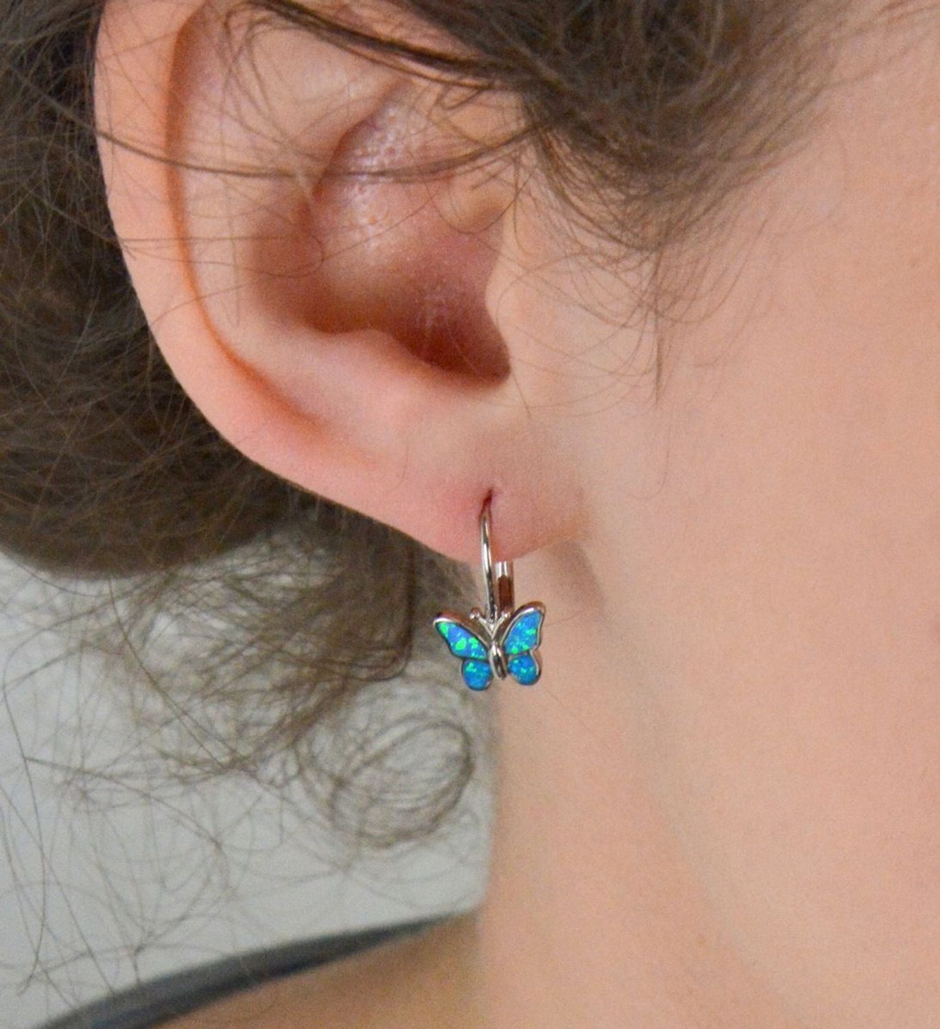 Srebrne kolczyki błyszczący motyl z niebieskim opalem JMAD0040AE00. Kolczyki zostały wykonane z najwyższej jakości srebra próby 925. Urocze kolczyki w kształcie pięknego motyla. Srebrne kolczyki dla dziewczynki motylek, srebrne kolczyki dla dz.jpg