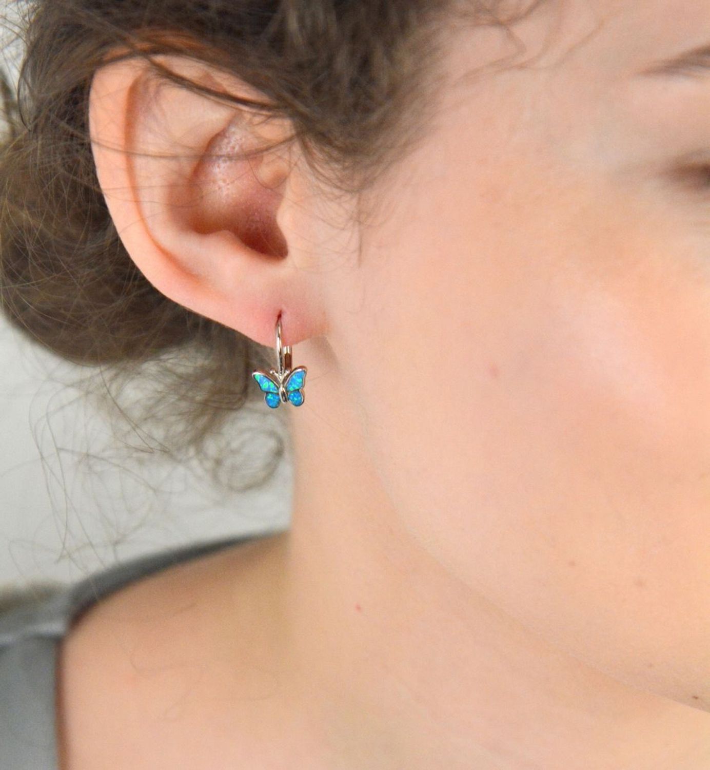 Srebrne kolczyki błyszczący motyl z niebieskim opalem JMAD0040AE00. Kolczyki zostały wykonane z najwyższej jakości srebra próby 925. Urocze kolczyki w kształcie pięknego motyla. Srebrne kolczyki dla dziewczynki motylek, srebrne kolczyki dla dz.jpg