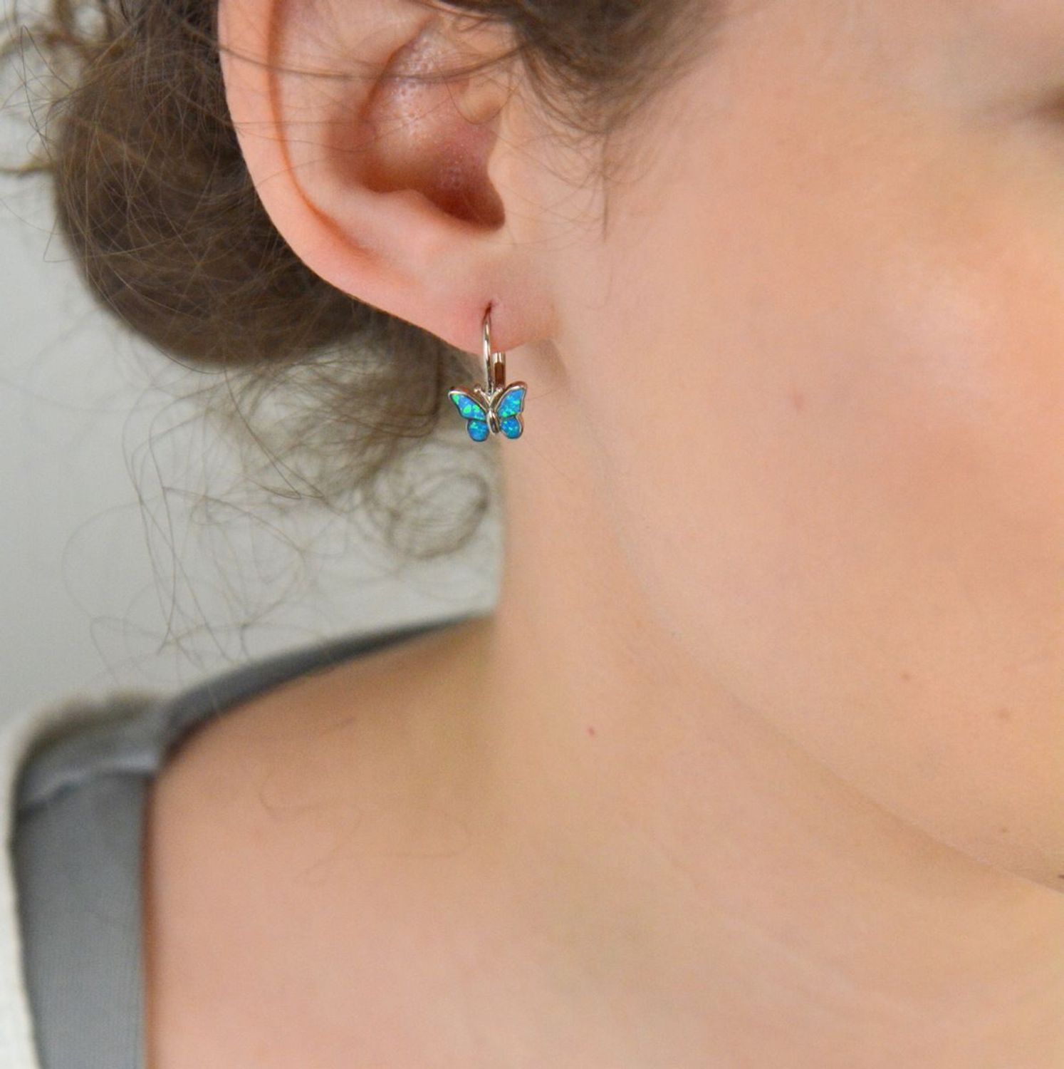 Srebrne kolczyki błyszczący motyl z niebieskim opalem JMAD0040AE00. Kolczyki zostały wykonane z najwyższej jakości srebra próby 925. Urocze kolczyki w kształcie pięknego motyla. Srebrne kolczyki dla dziewczynki motylek, srebrne kolczyki dla dz.jpg