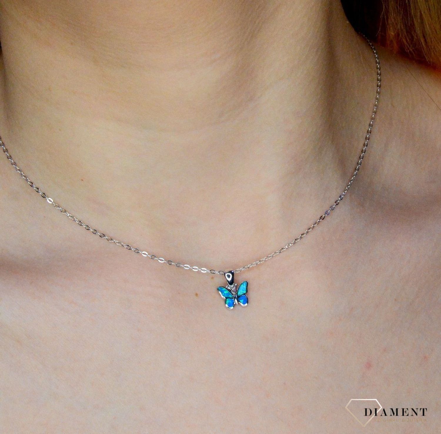 Srebrny naszyjnik błyszczący motyl z niebieskim opalem JMAD0040AN38.jpg