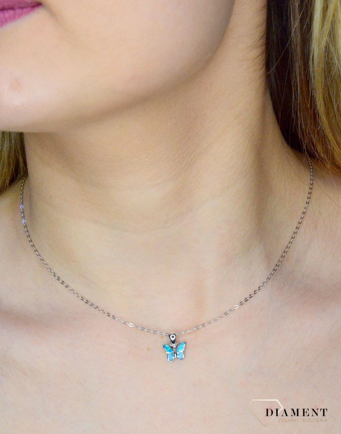 Srebrny naszyjnik błyszczący motyl z niebieskim opalem JMAD0040AN38.jpg