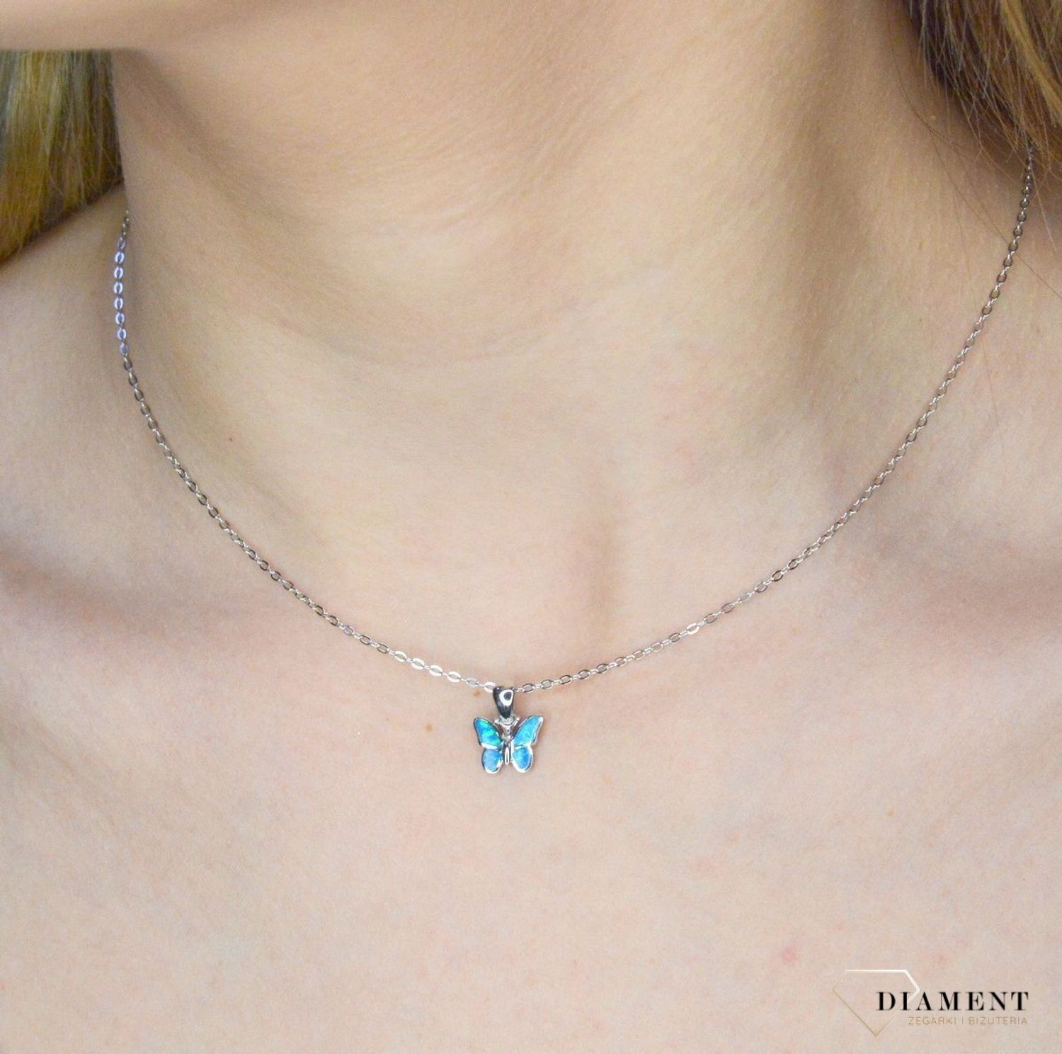 Srebrny naszyjnik błyszczący motyl z niebieskim opalem JMAD0040AN38.jpg