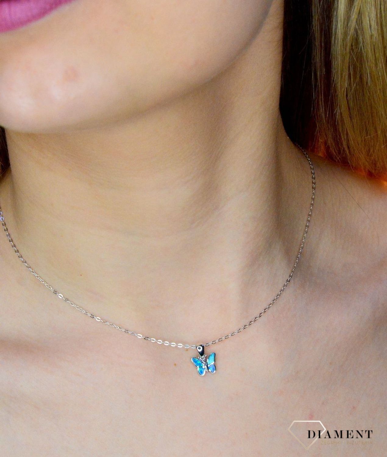 Srebrny naszyjnik błyszczący motyl z niebieskim opalem JMAD0040AN38.jpg