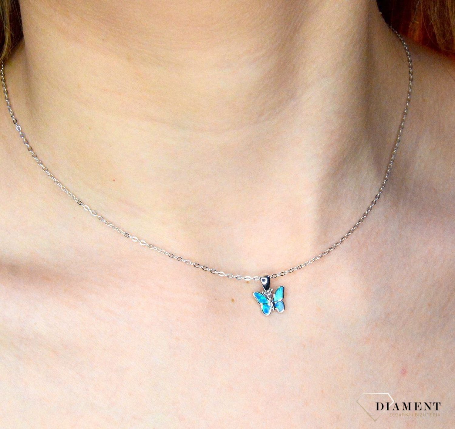 Srebrny naszyjnik błyszczący motyl z niebieskim opalem JMAD0040AN38.jpg