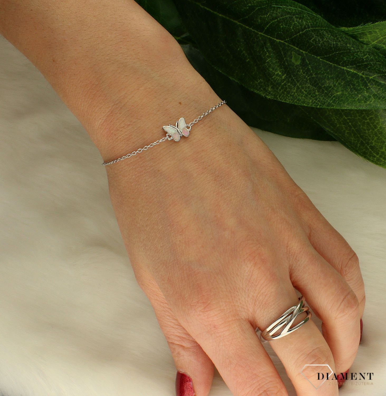 Srebrna bransoletka dla dziewczynki motylek z różowym opalem JMAD0040PB14.  Niesamowita bransoletka wykonana z najwyższej próby srebra z subtelnym elementem motylka. Idealny pomysł na prezent.. Subtelna ozdoba, która świetni.jpg