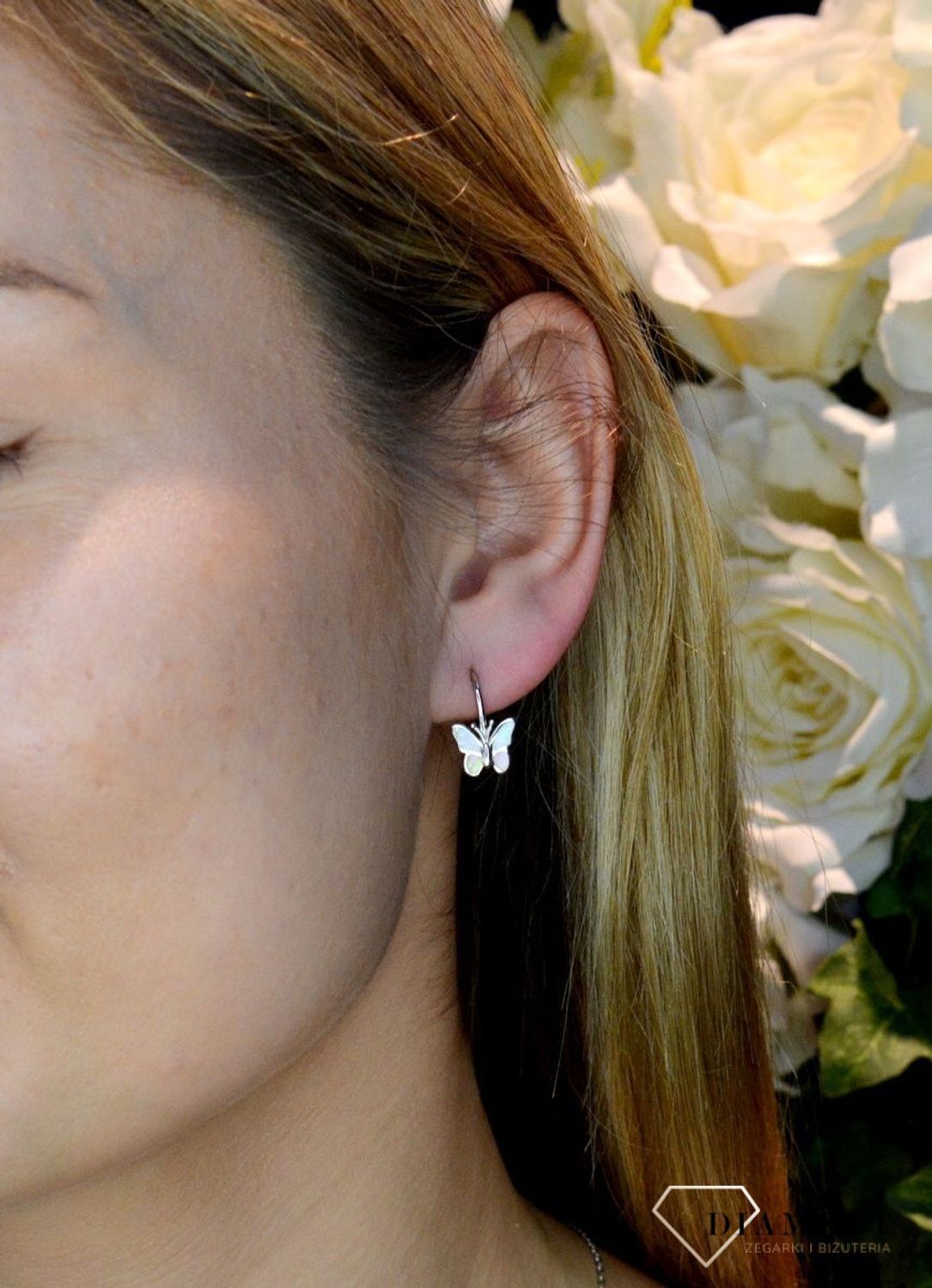 Srebrne kolczyki błyszczący motyl z różowym opalem JMAD0040PE00. Kolczyki zostały wykonane z najwyższej jakości srebra próby 925. Urocze kolczyki w kształcie pięknego motyla. Kolczyki posiadają zapięcie na bigiel. Motylki wypełnione są różowym.jpg