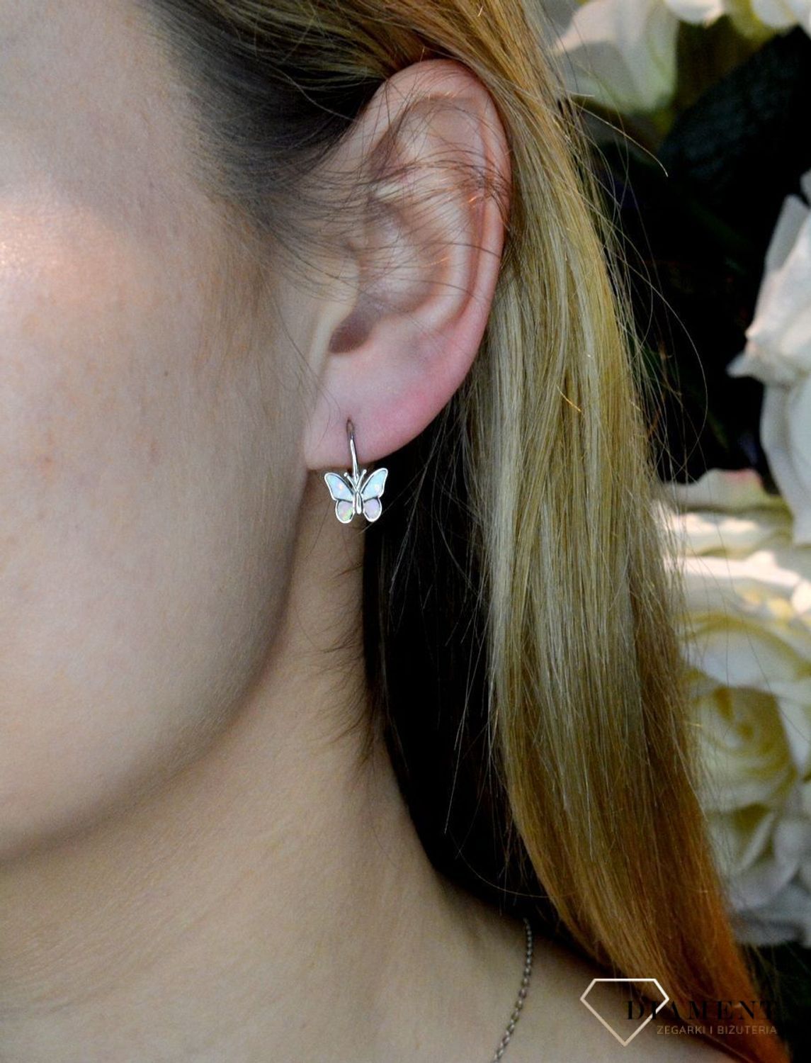 Srebrne kolczyki błyszczący motyl z różowym opalem JMAD0040PE00. Kolczyki zostały wykonane z najwyższej jakości srebra próby 925. Urocze kolczyki w kształcie pięknego motyla. Kolczyki posiadają zapięcie na bigiel. Motylki wypełnione są różowym.jpg