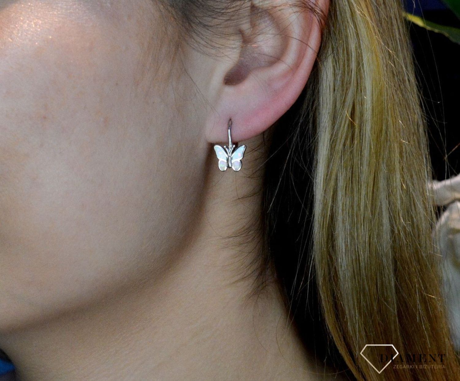 Srebrne kolczyki błyszczący motyl z różowym opalem JMAD0040PE00. Kolczyki zostały wykonane z najwyższej jakości srebra próby 925. Urocze kolczyki w kształcie pięknego motyla. Kolczyki posiadają zapięcie na bigiel. Motylki wypełnione są różowym.jpg