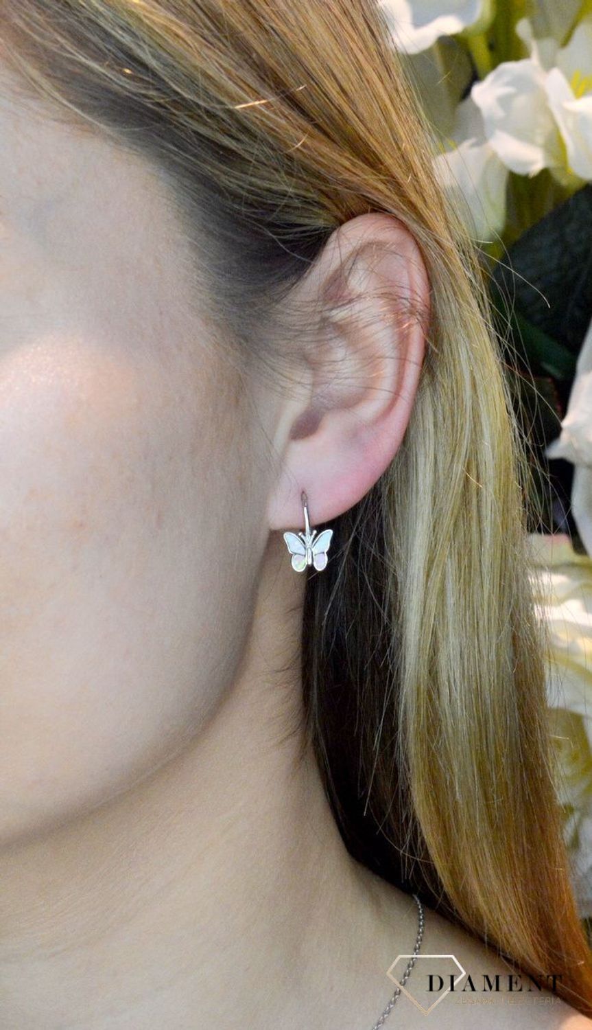 Srebrne kolczyki błyszczący motyl z różowym opalem JMAD0040PE00. Kolczyki zostały wykonane z najwyższej jakości srebra próby 925. Urocze kolczyki w kształcie pięknego motyla. Kolczyki posiadają zapięcie na bigiel. Motylki wypełnione są różowym.jpg