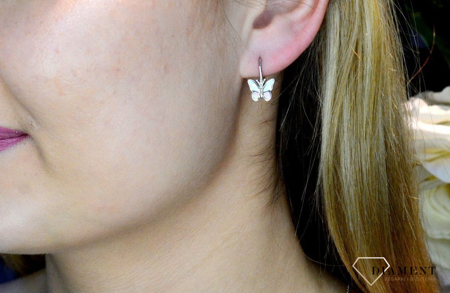 Srebrne kolczyki błyszczący motyl z różowym opalem JMAD0040PE00. Kolczyki zostały wykonane z najwyższej jakości srebra próby 925. Urocze kolczyki w kształcie pięknego motyla. Kolczyki posiadają zapięcie na bigiel. Motylki wypełnione są różowym.jpg