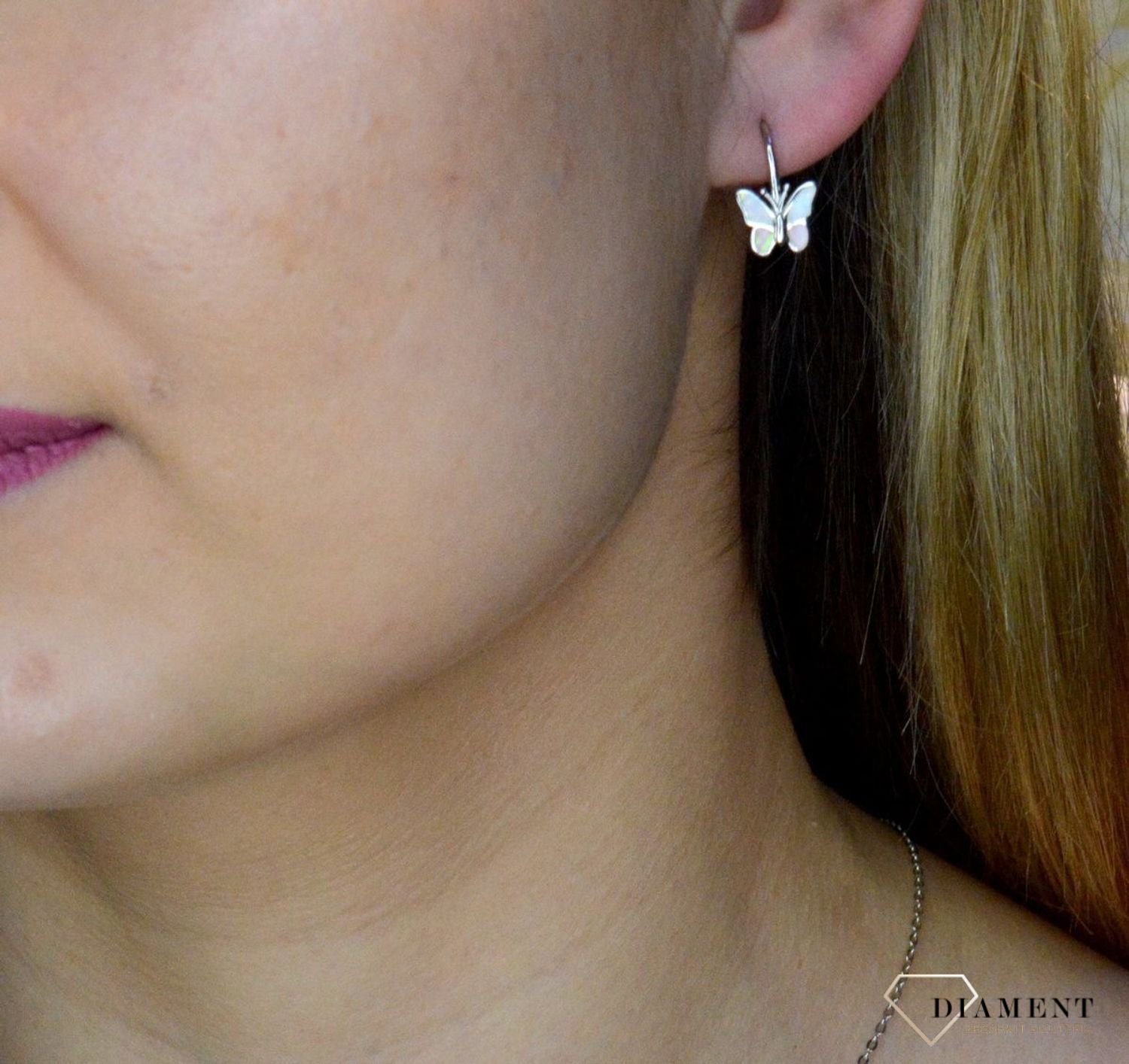 Srebrne kolczyki błyszczący motyl z różowym opalem JMAD0040PE00. Kolczyki zostały wykonane z najwyższej jakości srebra próby 925. Urocze kolczyki w kształcie pięknego motyla. Kolczyki posiadają zapięcie na bigiel. Motylki wypełnione są różowym.jpg