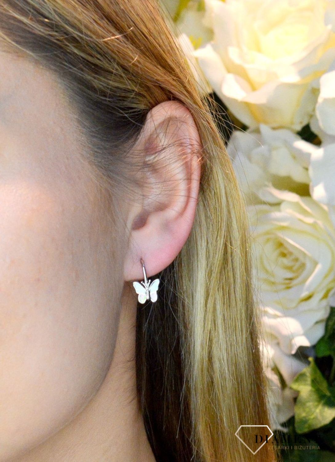 Srebrne kolczyki błyszczący motyl z różowym opalem JMAD0040PE00. Kolczyki zostały wykonane z najwyższej jakości srebra próby 925. Urocze kolczyki w kształcie pięknego motyla. Kolczyki posiadają zapięcie na bigiel. Motylki wypełnione są różowym.jpg