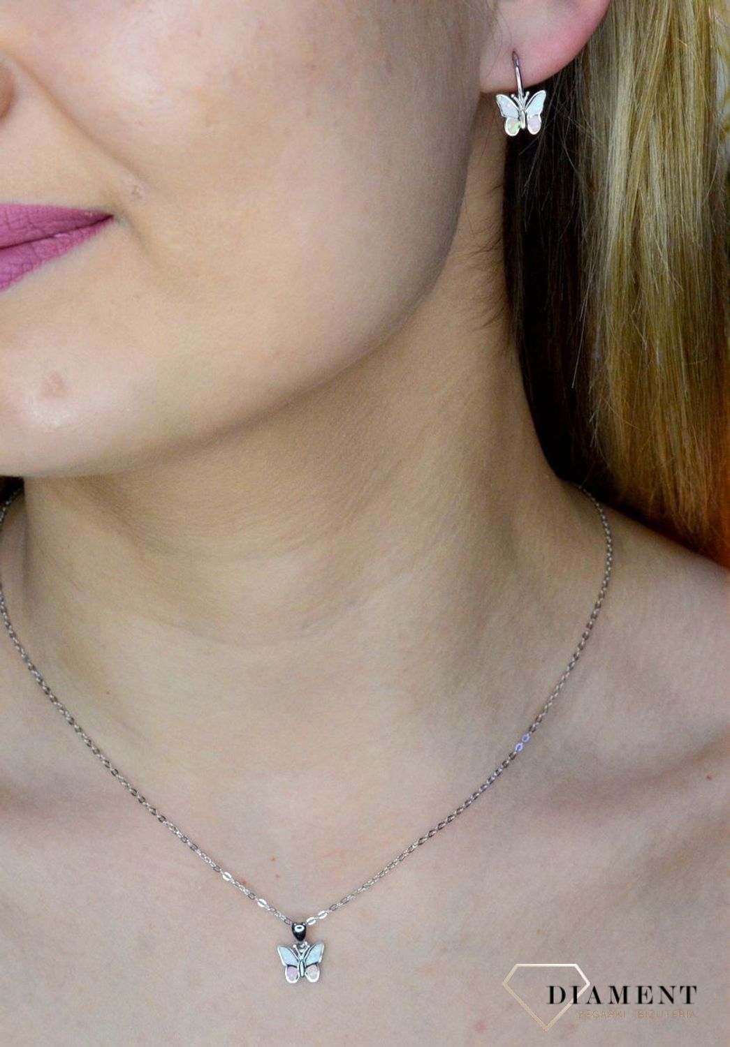 Srebrny naszyjnik błyszczący motyl z różowym opalem JMAD0040PN38. Naszyjnik srebrny dla dziewczynki motylek, naszyjniki srebrne dziecięce to wymarzony prezent dla dziecka z okazji urodzin lub jako prezent na każda okazję. Idealnie sprawdzi si.jpg