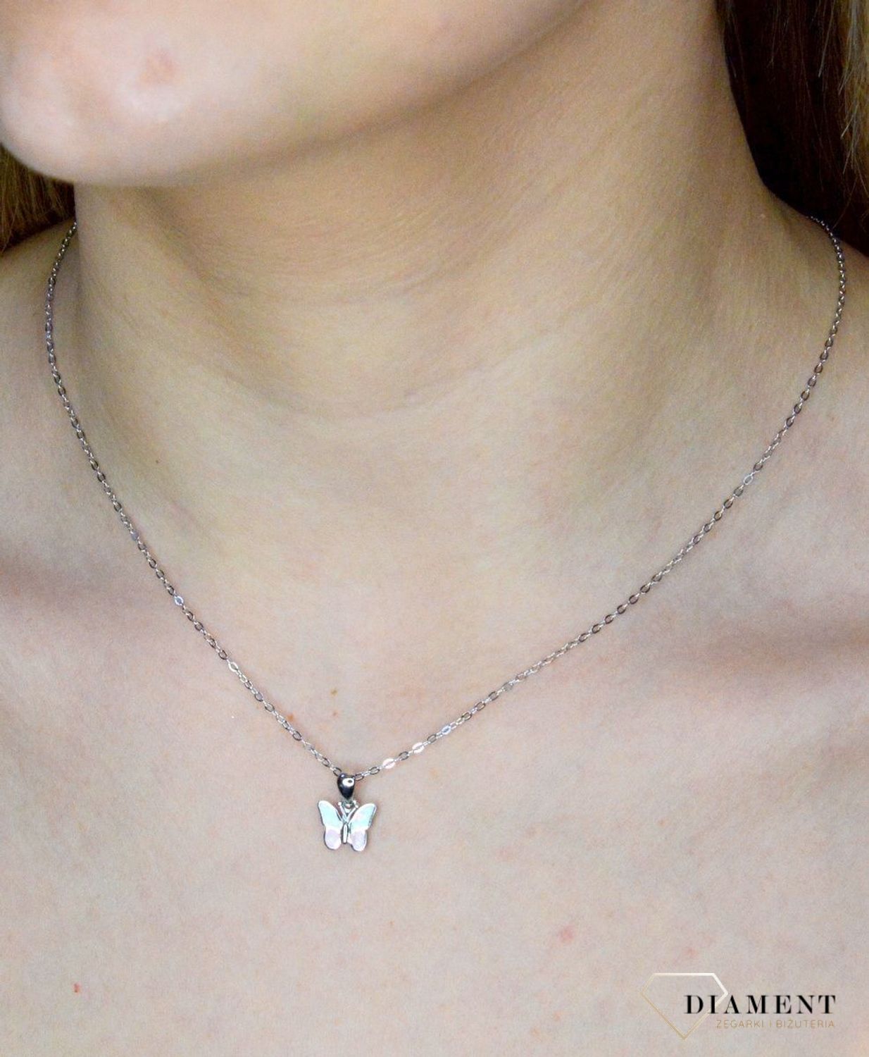 Srebrny naszyjnik błyszczący motyl z różowym opalem JMAD0040PN38. Naszyjnik srebrny dla dziewczynki motylek, naszyjniki srebrne dziecięce to wymarzony prezent dla dziecka z okazji urodzin lub jako prezent na każda okazję. Idealnie sprawdzi si.jpg