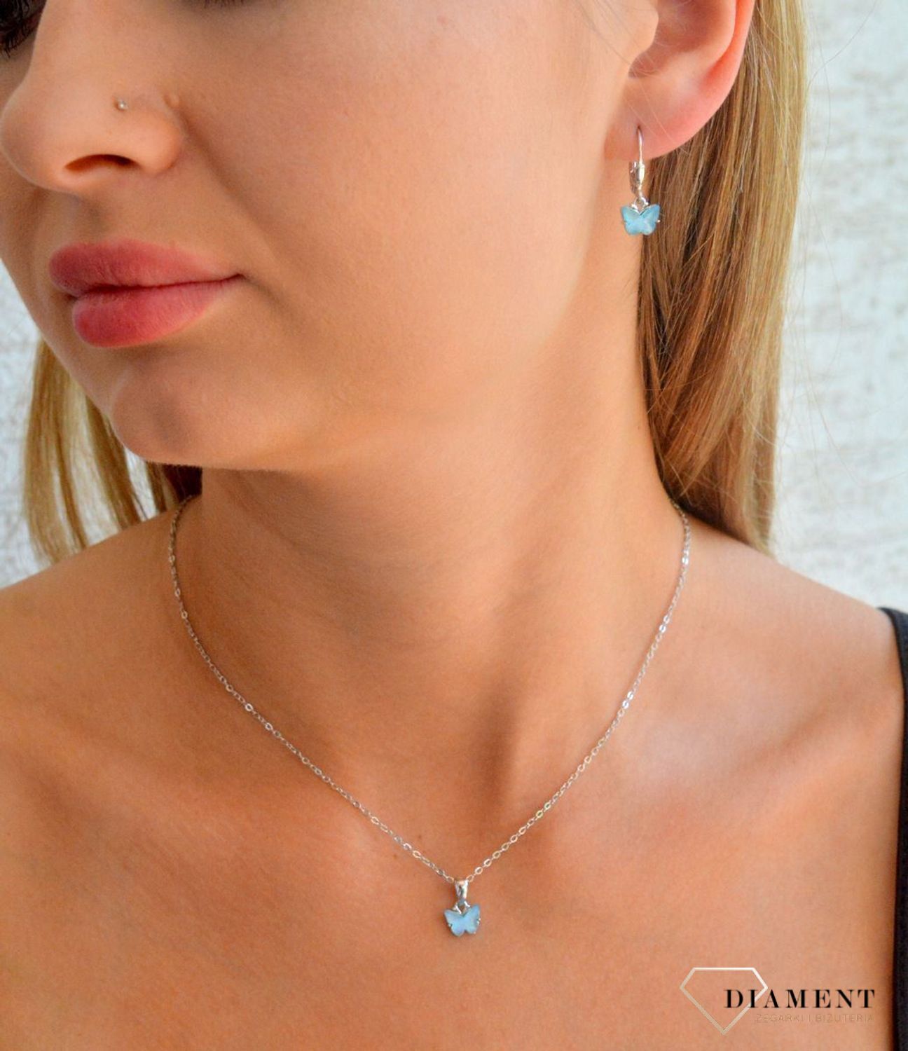 Naszyjnik srebrny niebieski motylek JMAD0050AN38. Naszyjnik srebrny dziecięcy. Naszyjnik dla dziewczynki, Srebrny naszyjnik z motylkiem. Naszyjnik srebrny z motylkiem na prezent..jpg