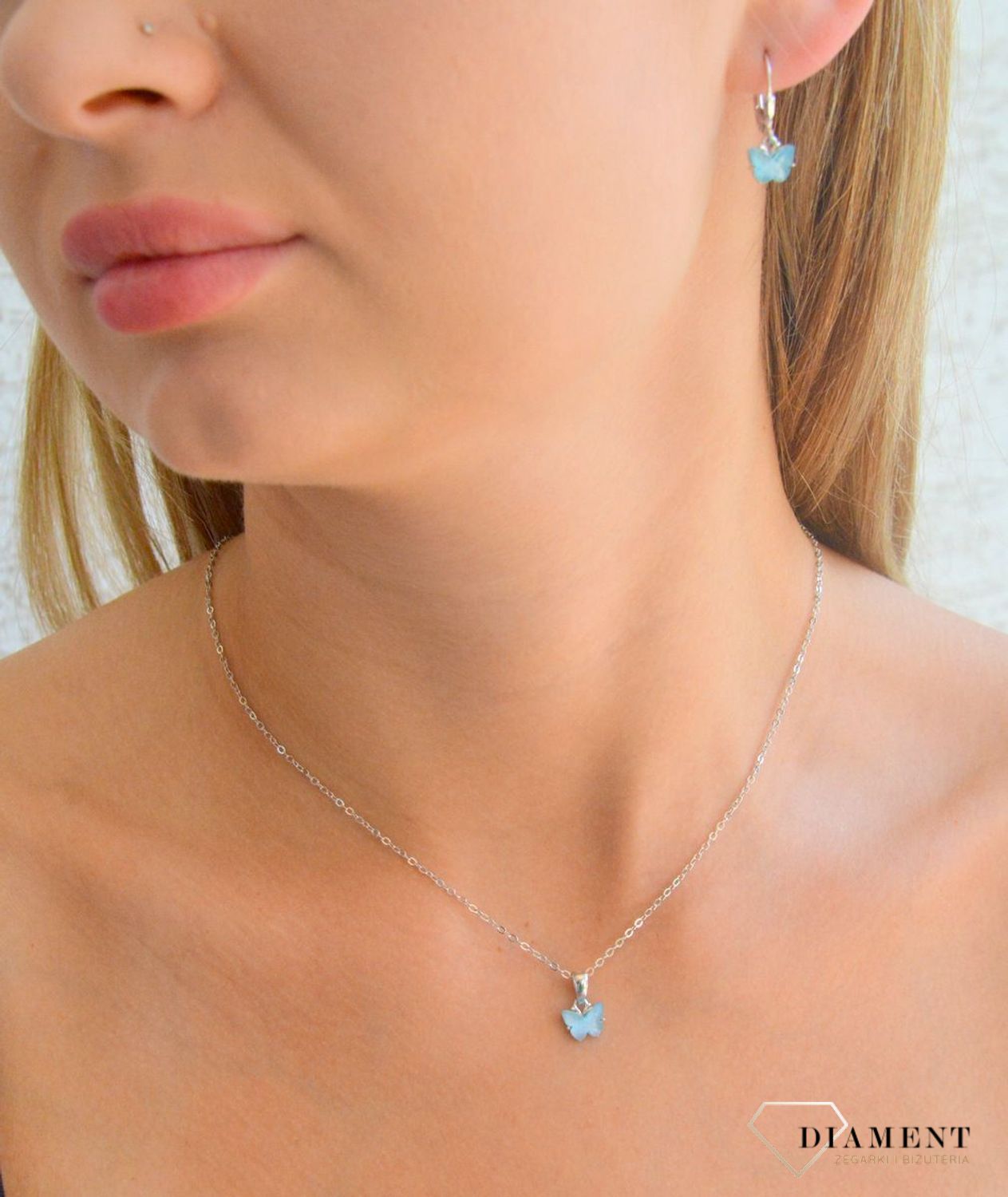Naszyjnik srebrny niebieski motylek JMAD0050AN38. Naszyjnik srebrny dziecięcy. Naszyjnik dla dziewczynki, Srebrny naszyjnik z motylkiem. Naszyjnik srebrny z motylkiem na prezent..jpg