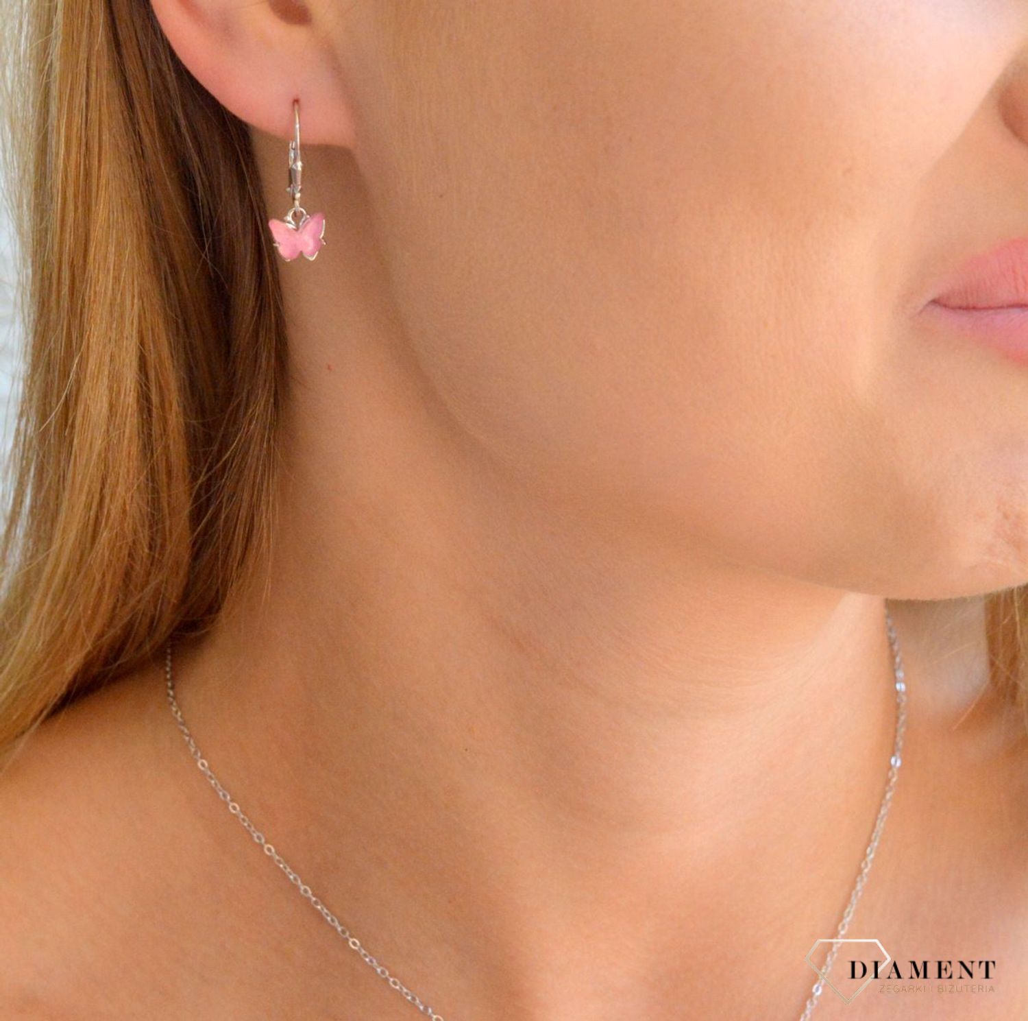 Srebrne kolczyki dziecięce 925 błyszczące różowe motylki zapięcie angielskie JMAD0050PE00. Kolczyki dziecięce. Srebrne kolczyki dla dziewczynki. Kolczyki srebrne z motylkiem. Kolczyki srebrne na prezent dla dziewczyn.jpg