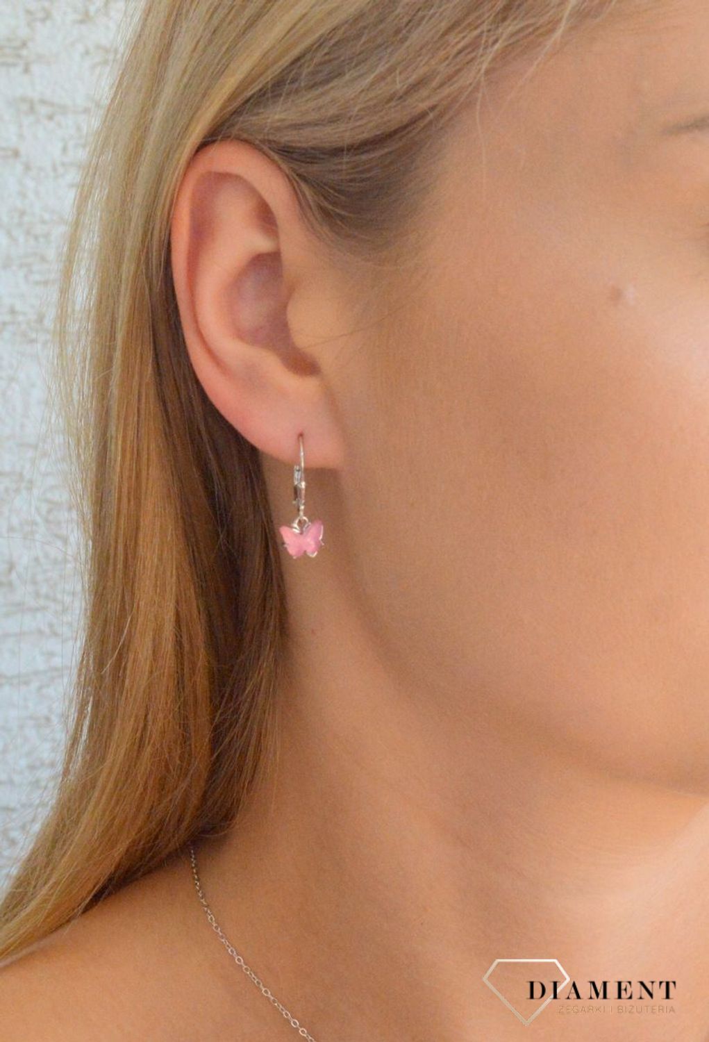 Srebrne kolczyki dziecięce 925 błyszczące różowe motylki zapięcie angielskie JMAD0050PE00. Kolczyki dziecięce. Srebrne kolczyki dla dziewczynki. Kolczyki srebrne z motylkiem. Kolczyki srebrne na prezent dla dziewczyn.jpg