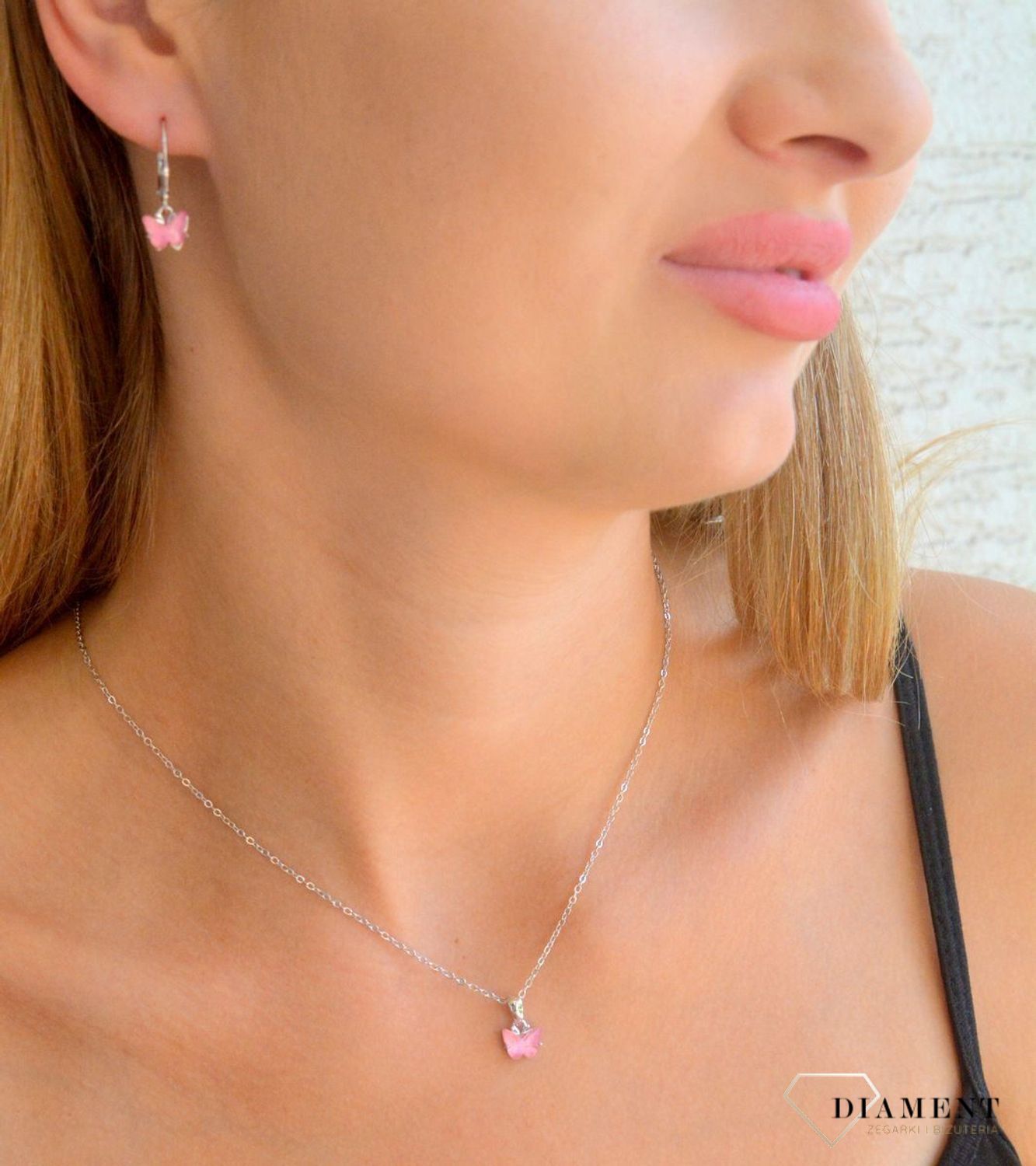 Naszyjnik srebrny różowy błyszczący motylek JMAD0050PN38.jpg