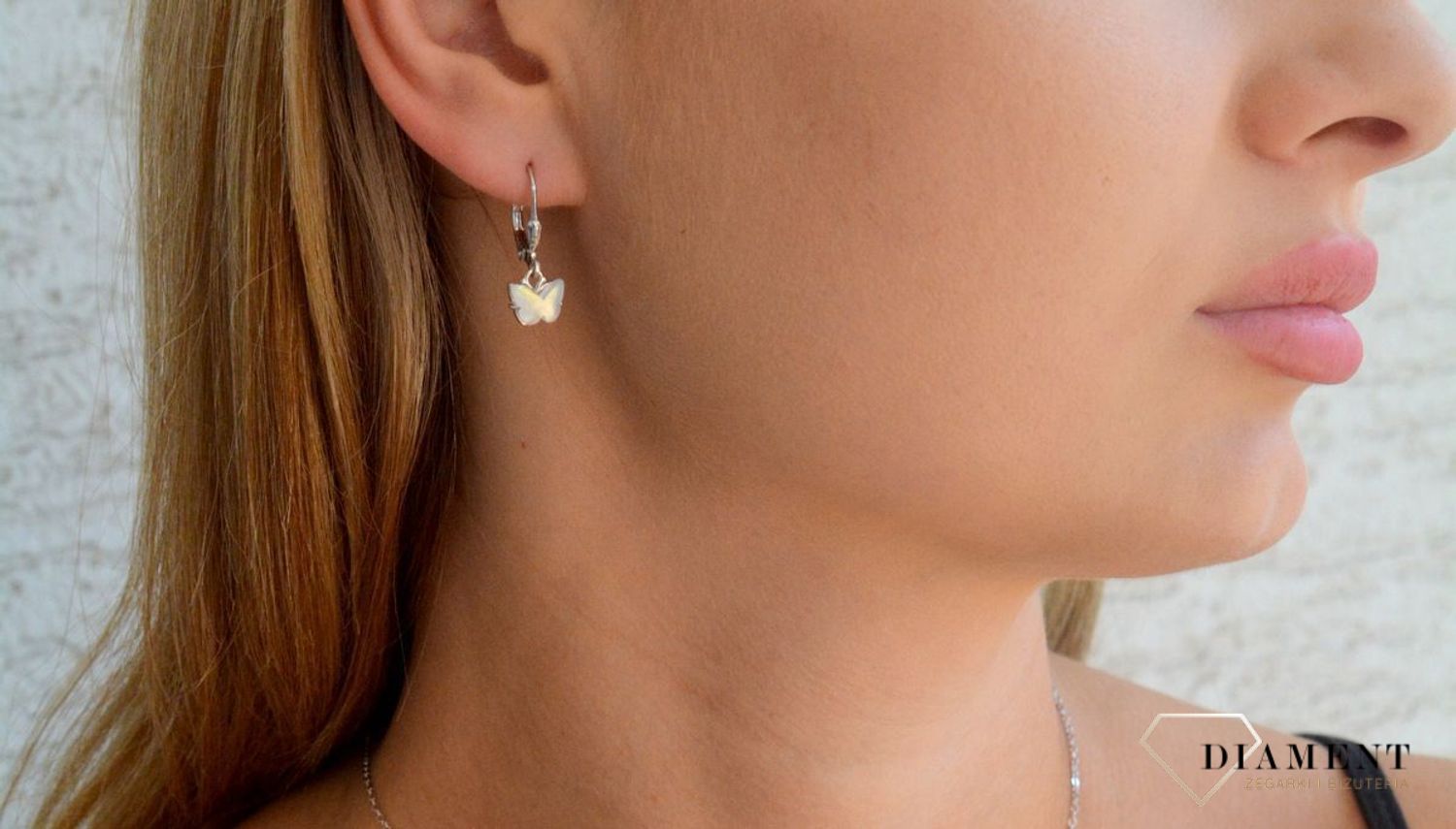 Srebrne kolczyki dziecięce 925 błyszczące białe motylki zapięcie angielskie JMAD0050WE00. Kolczyki dziecięce. Srebrne kolczyki dla dziewczynki. Kolczyki srebrne z motylkiem. Kolczyki srebrne na prezent dla dziewczynk.jpg