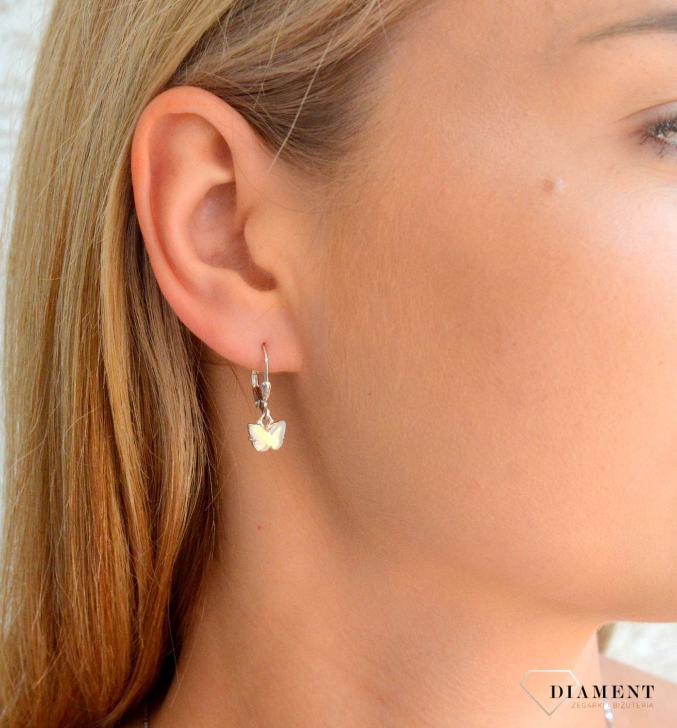 Srebrne kolczyki dziecięce 925 błyszczące białe motylki zapięcie angielskie JMAD0050WE00. Kolczyki dziecięce. Srebrne kolczyki dla dziewczynki. Kolczyki srebrne z motylkiem. Kolczyki srebrne na prezent dla dziewczynk.jpg