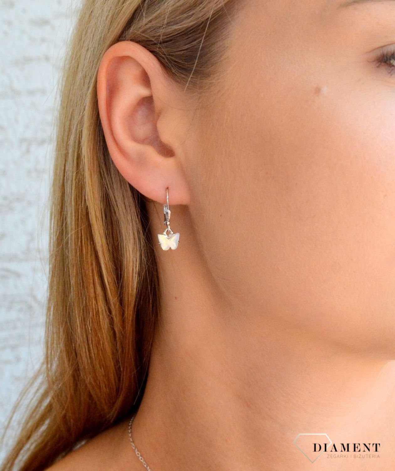 Srebrne kolczyki dziecięce 925 błyszczące białe motylki zapięcie angielskie JMAD0050WE00. Kolczyki dziecięce. Srebrne kolczyki dla dziewczynki. Kolczyki srebrne z motylkiem. Kolczyki srebrne na prezent dla dziewczynk.jpg