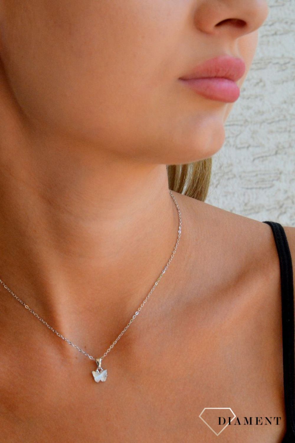 Naszyjnik srebrny biały błyszczący motylek JMAD0050WN38.jpg