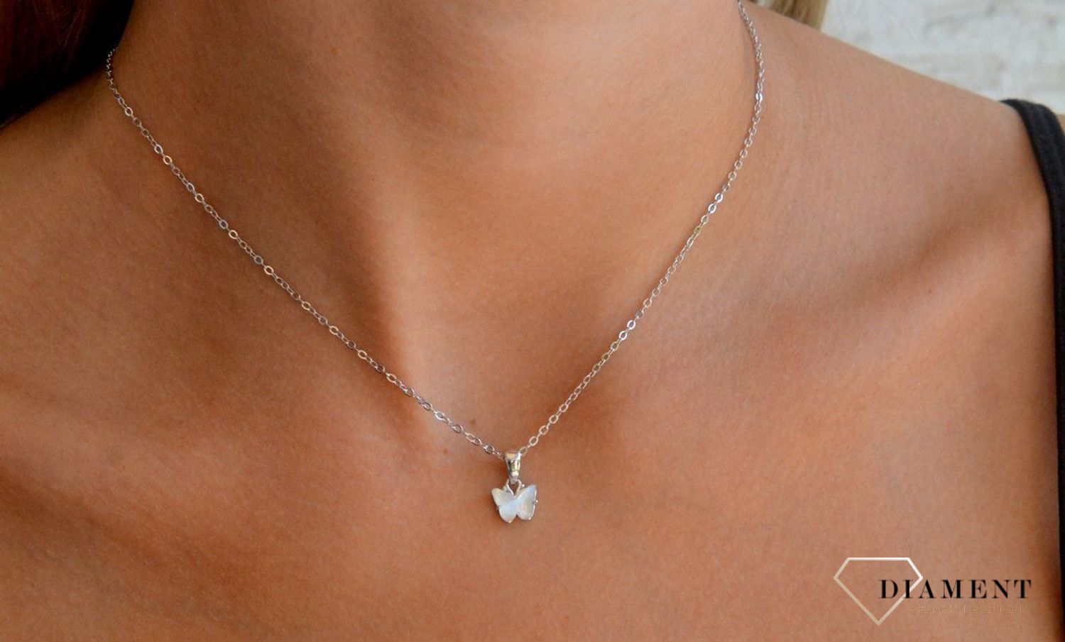 Naszyjnik srebrny biały błyszczący motylek JMAD0050WN38.jpg