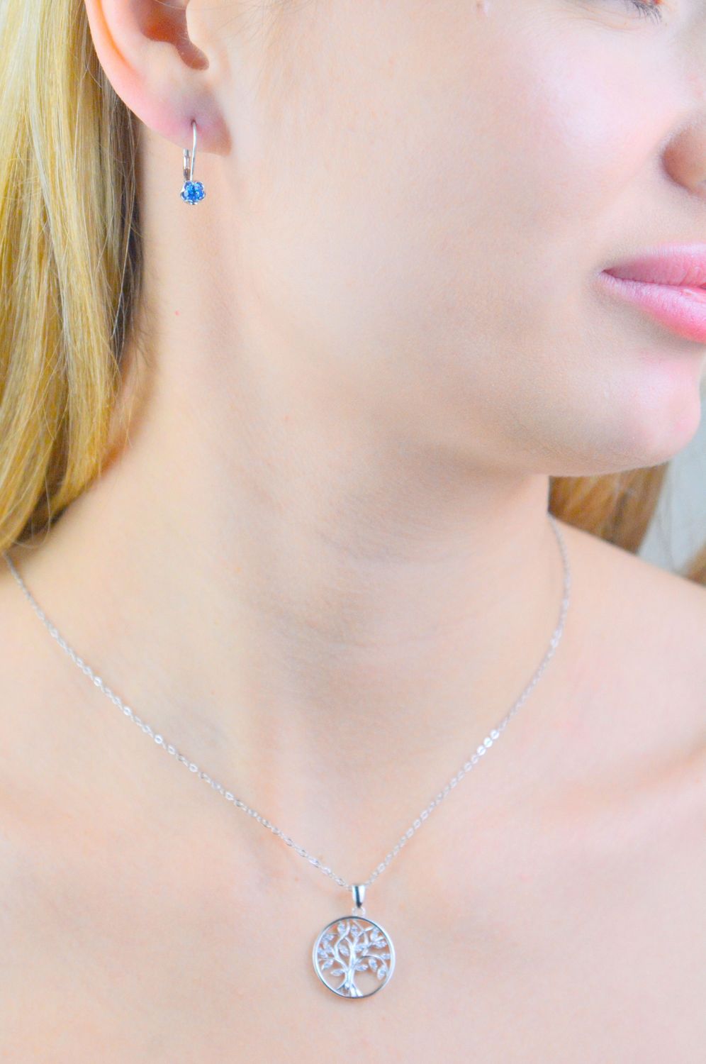 Kolczyki srebrne niebieskie kwiatki próba 925, JMAD0051AE00 Srebrne kolczyki zostały wykonane z najwyższej jakości srebra próby 925. Idealny prezent dla każdej kobiety..jpg