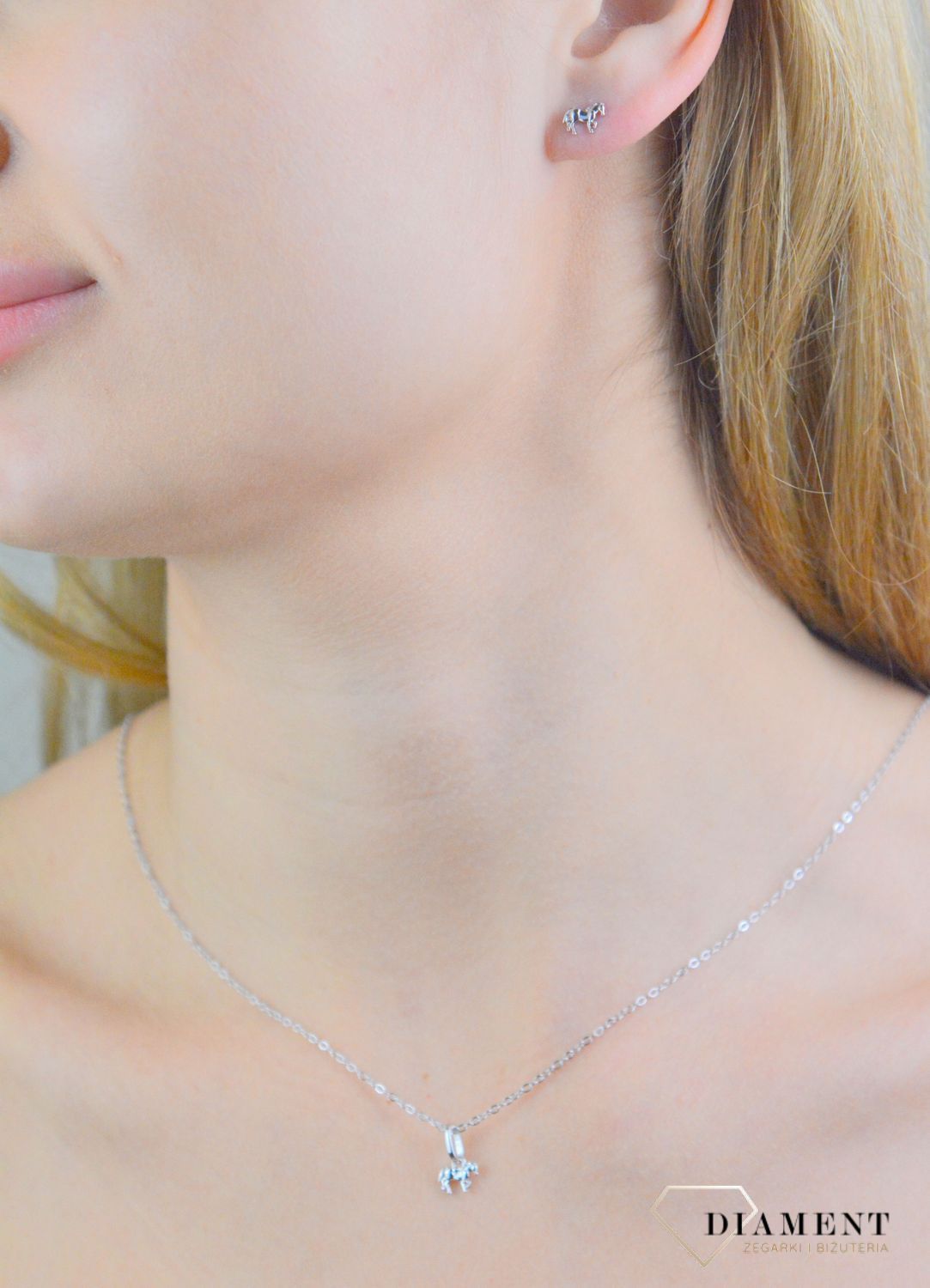 Naszyjnik srebrny koń próba 925, JMAD0052SN Naszyjnik wykonany z najwyższej jakości srebra. Idealny pomysł na prezent dla każdej kobiety. Wykonany z próby 925 będzie idealnym prezentem dla małej modnisi..jpg