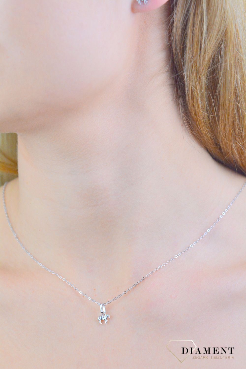Naszyjnik srebrny koń próba 925, JMAD0052SN Naszyjnik wykonany z najwyższej jakości srebra. Idealny pomysł na prezent dla każdej kobiety. Wykonany z próby 925 będzie idealnym prezentem dla małej modnisi..jpg