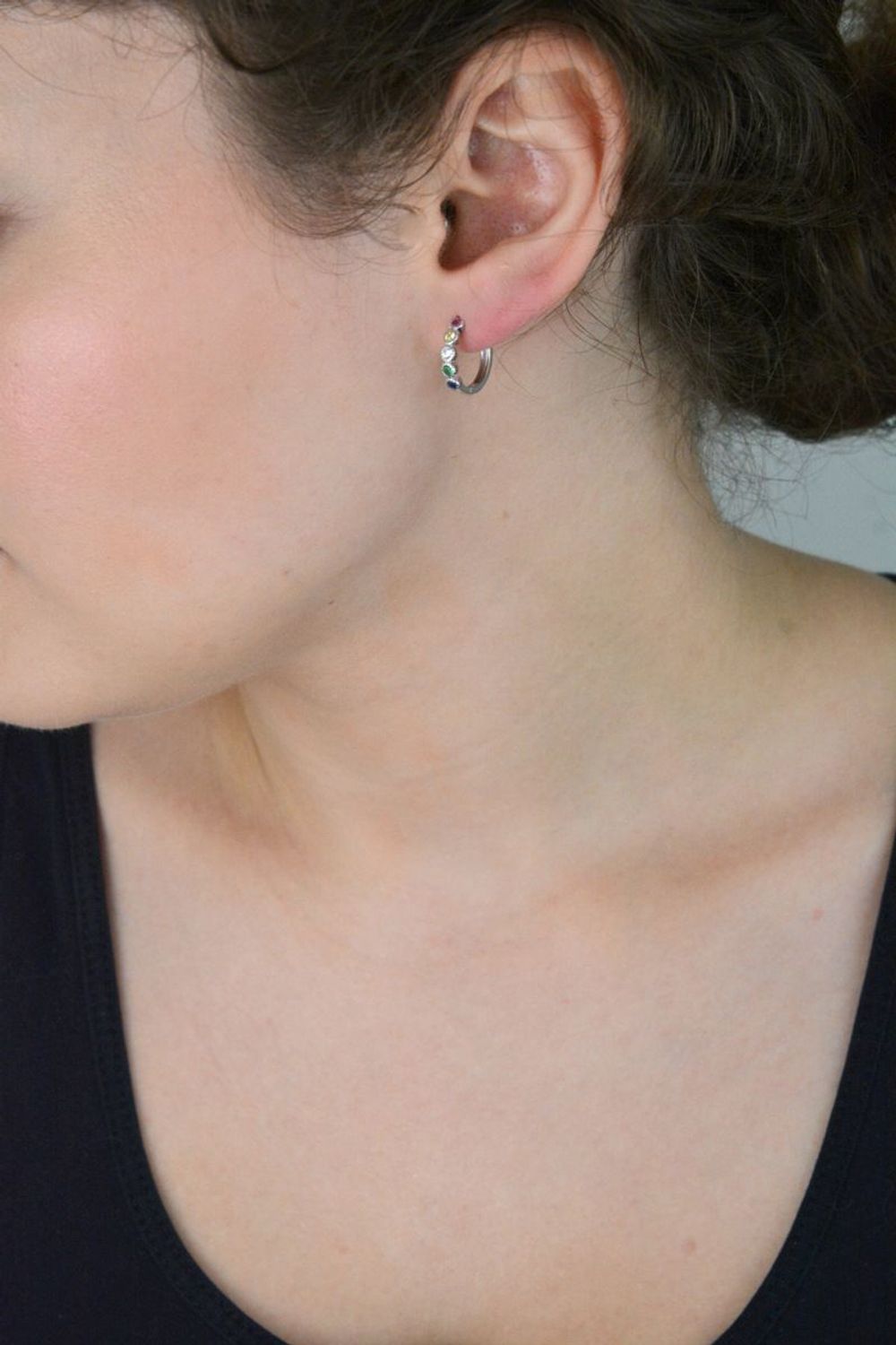 Dziecięce kolczyki MINET z rodowanego srebra 925 ozdobione wielokolorowymi cyrkoniami. Bezpieczne zapięcie i bajeczny blask – idealne na co dzień i wyjątkowe okazje.1.jpg