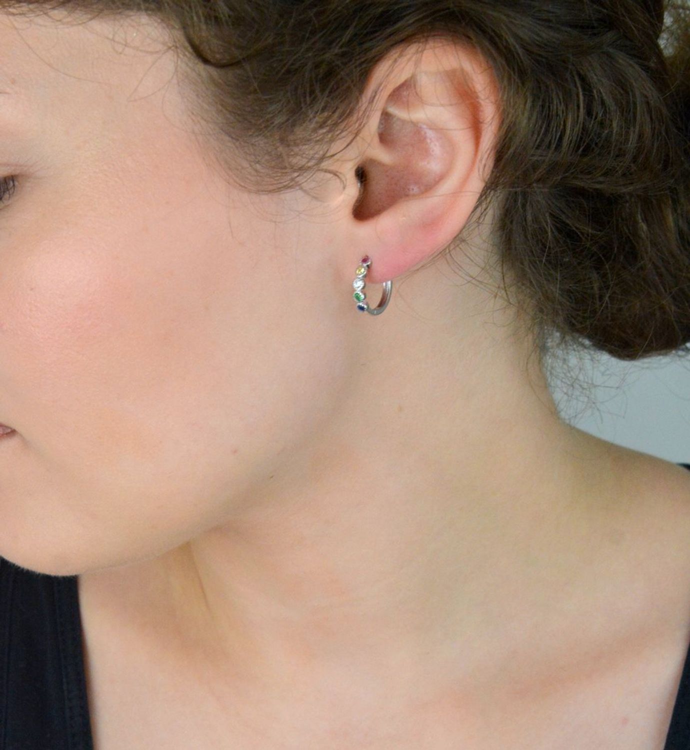 Dziecięce kolczyki MINET z rodowanego srebra 925 ozdobione wielokolorowymi cyrkoniami. Bezpieczne zapięcie i bajeczny blask – idealne na co dzień i wyjątkowe okazje.1.jpg