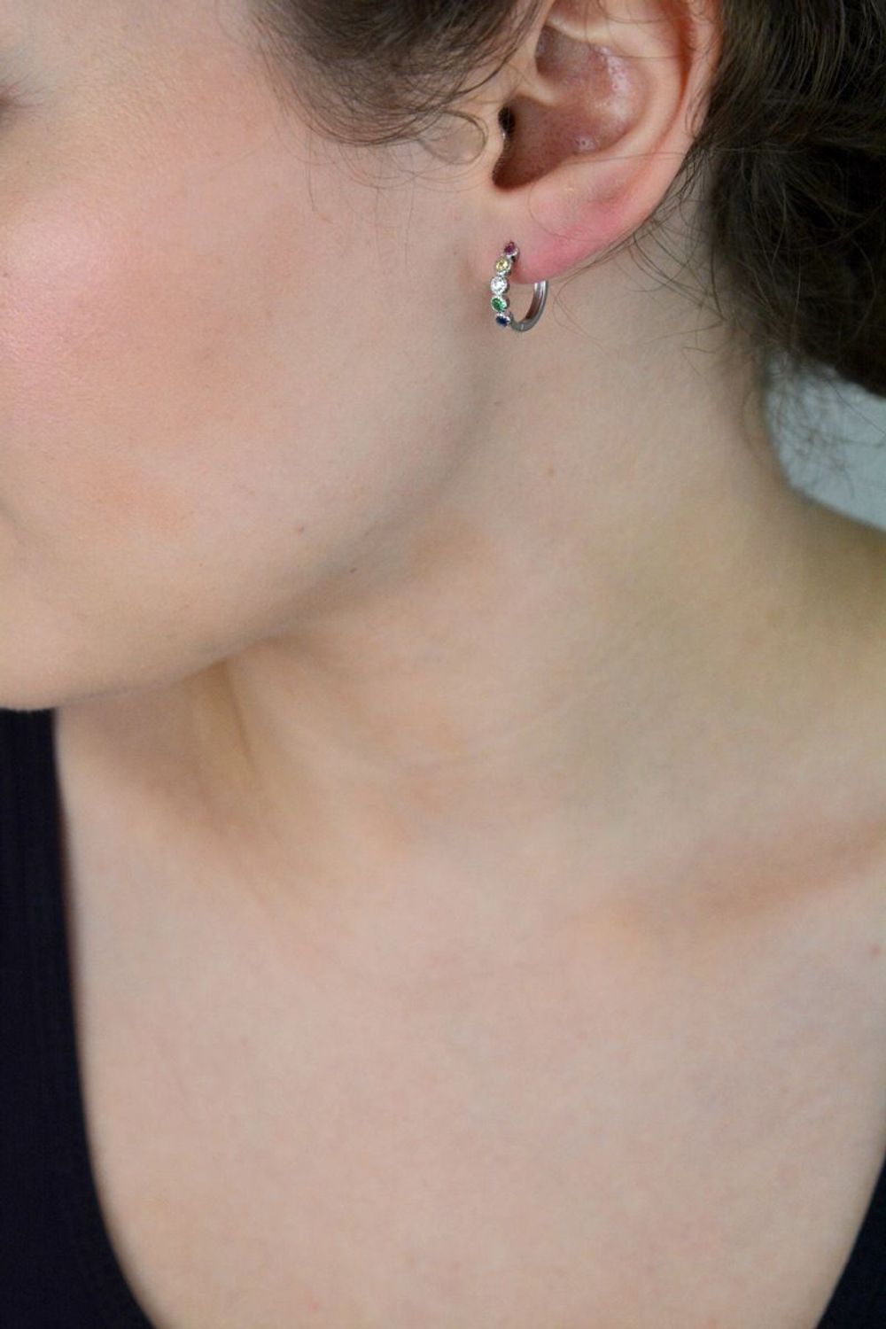 Dziecięce kolczyki MINET z rodowanego srebra 925 ozdobione wielokolorowymi cyrkoniami. Bezpieczne zapięcie i bajeczny blask – idealne na co dzień i wyjątkowe okazje.1.jpg