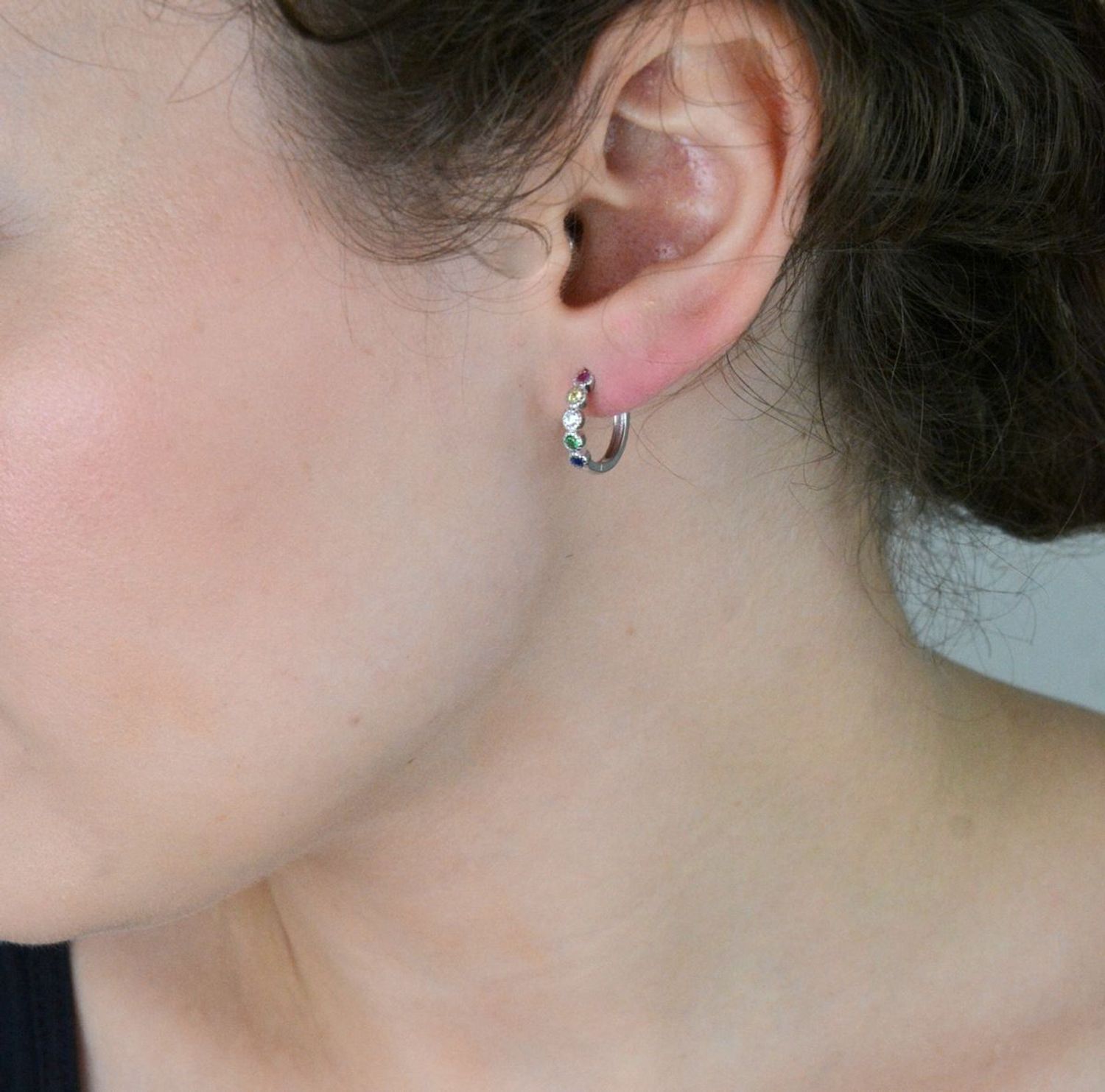 Dziecięce kolczyki MINET z rodowanego srebra 925 ozdobione wielokolorowymi cyrkoniami. Bezpieczne zapięcie i bajeczny blask – idealne na co dzień i wyjątkowe okazje.1.jpg