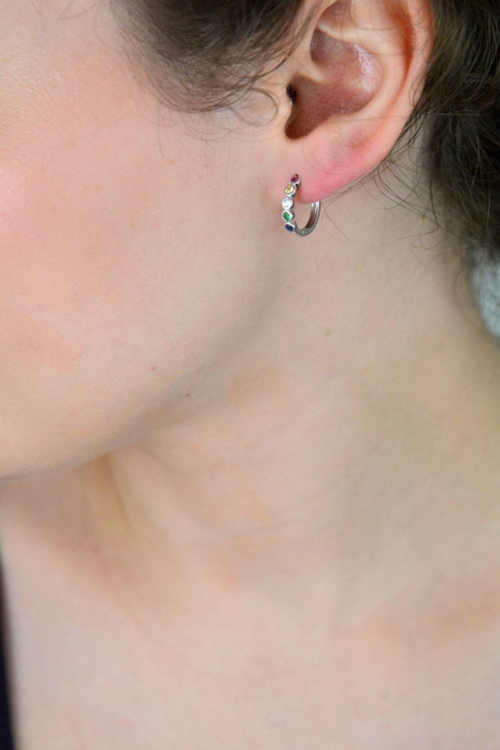 Dziecięce kolczyki MINET z rodowanego srebra 925 ozdobione wielokolorowymi cyrkoniami. Bezpieczne zapięcie i bajeczny blask – idealne na co dzień i wyjątkowe okazje.1.jpg