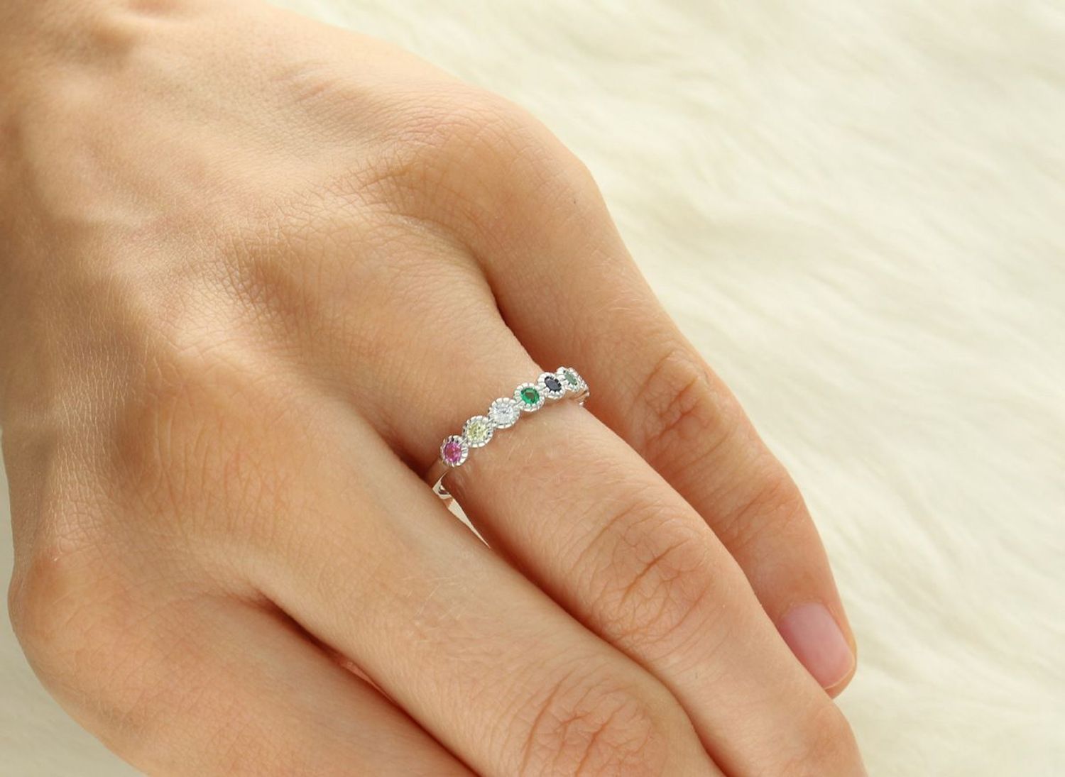 Uroczy dziecięcy pierścień marki MINET z rodowanego srebra próby 925 ozdobiony wielokolorowymi cyrkoniami. Idealny na co dzień i na wyjątkowe okazje. Dostępny w różnych rozmiarach.1.jpg