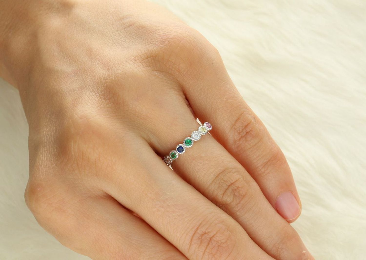 Uroczy dziecięcy pierścień marki MINET z rodowanego srebra próby 925 ozdobiony wielokolorowymi cyrkoniami. Idealny na co dzień i na wyjątkowe okazje. Dostępny w różnych rozmiarach.1.jpg