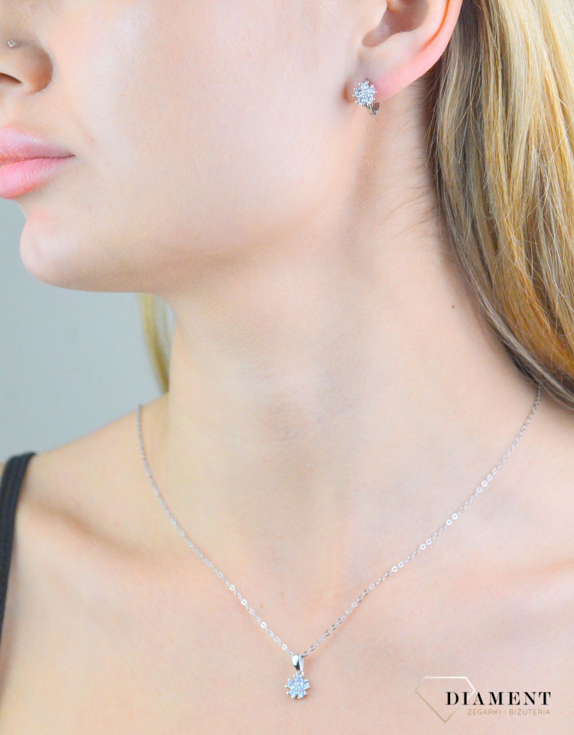 Kolczyki kółeczka kwiatki cyrkonia próba 925, JMAD0055SE00 Srebrne kolczyki zostały wykonane z najwyższej jakości srebra próby 925. Idealny prezent dla każdej kobiety. Srebrne kolczyki posiadają bardzo wygodny i bezpiecł.jpg