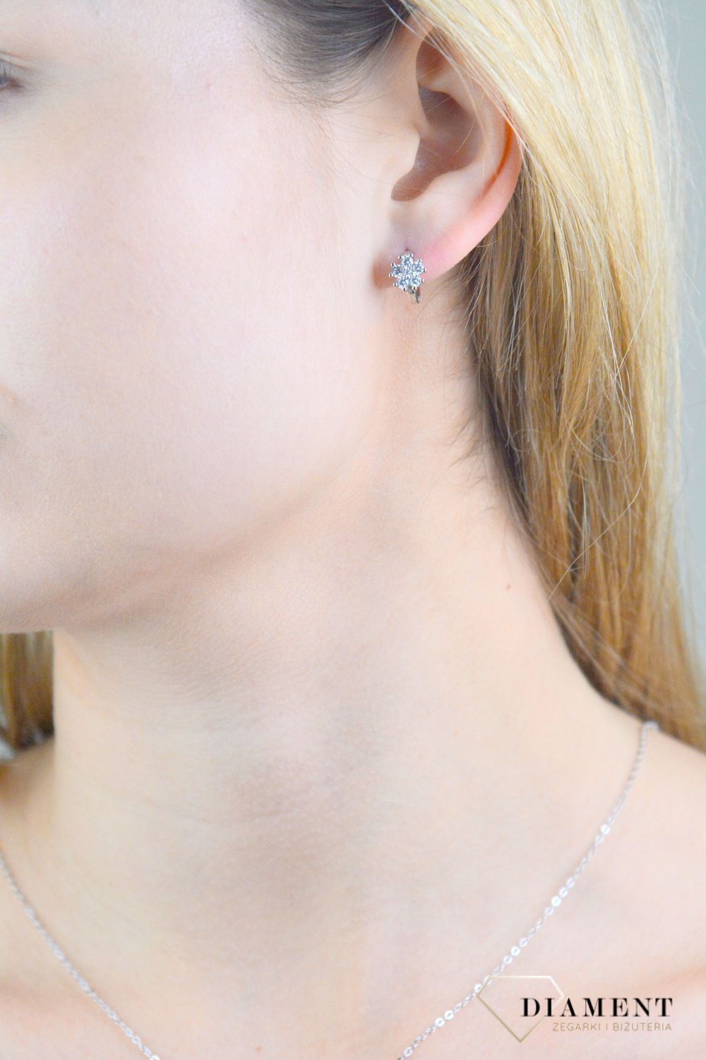 Kolczyki kółeczka kwiatki cyrkonia próba 925, JMAD0055SE00 Srebrne kolczyki zostały wykonane z najwyższej jakości srebra próby 925. Idealny prezent dla każdej kobiety. Srebrne kolczyki posiadają bardzo wygodny i bezpiecł.jpg