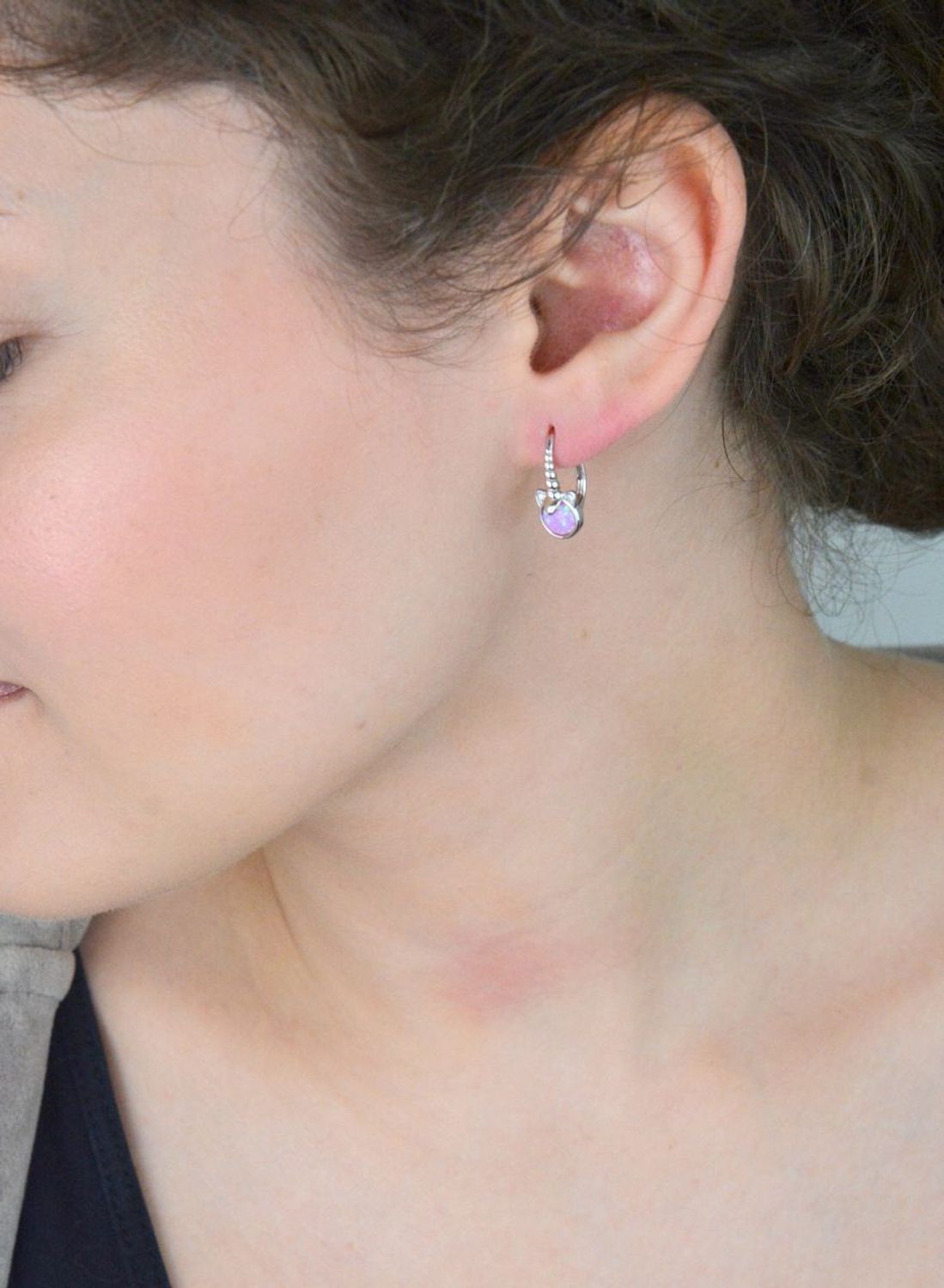 Urocze kolczyki jednorożce MINET z rodowanego srebra próby 925, ozdobione różowymi opalami i białymi cyrkoniami. Idealne dla małych miłośniczek bajkowych dodatków.11.jpg