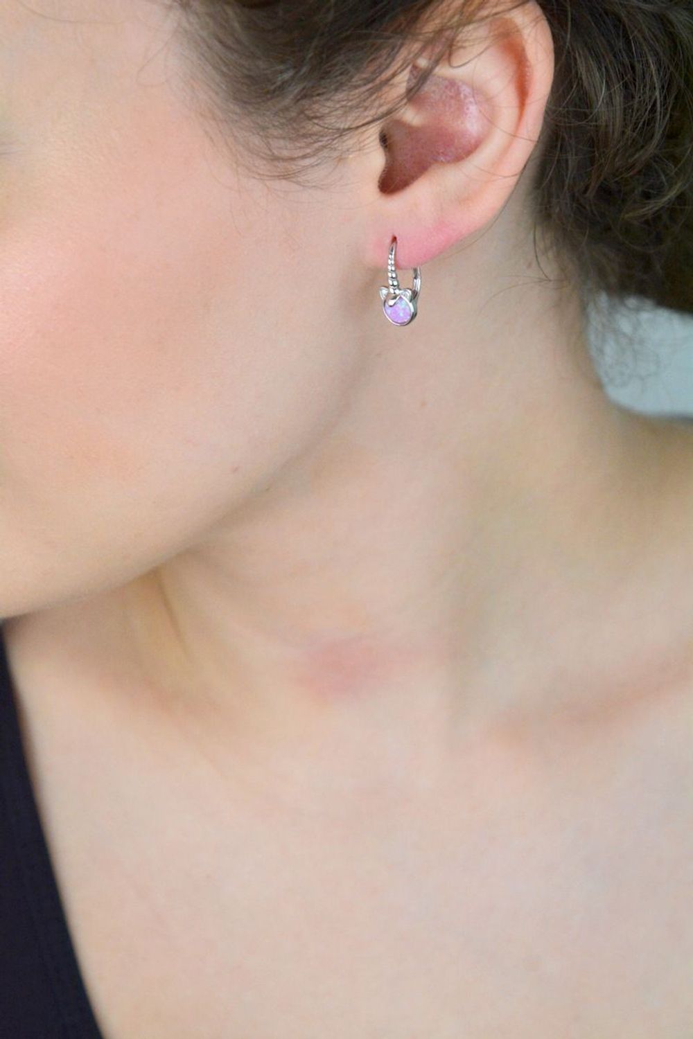 Urocze kolczyki jednorożce MINET z rodowanego srebra próby 925, ozdobione różowymi opalami i białymi cyrkoniami. Idealne dla małych miłośniczek bajkowych dodatków.11.jpg