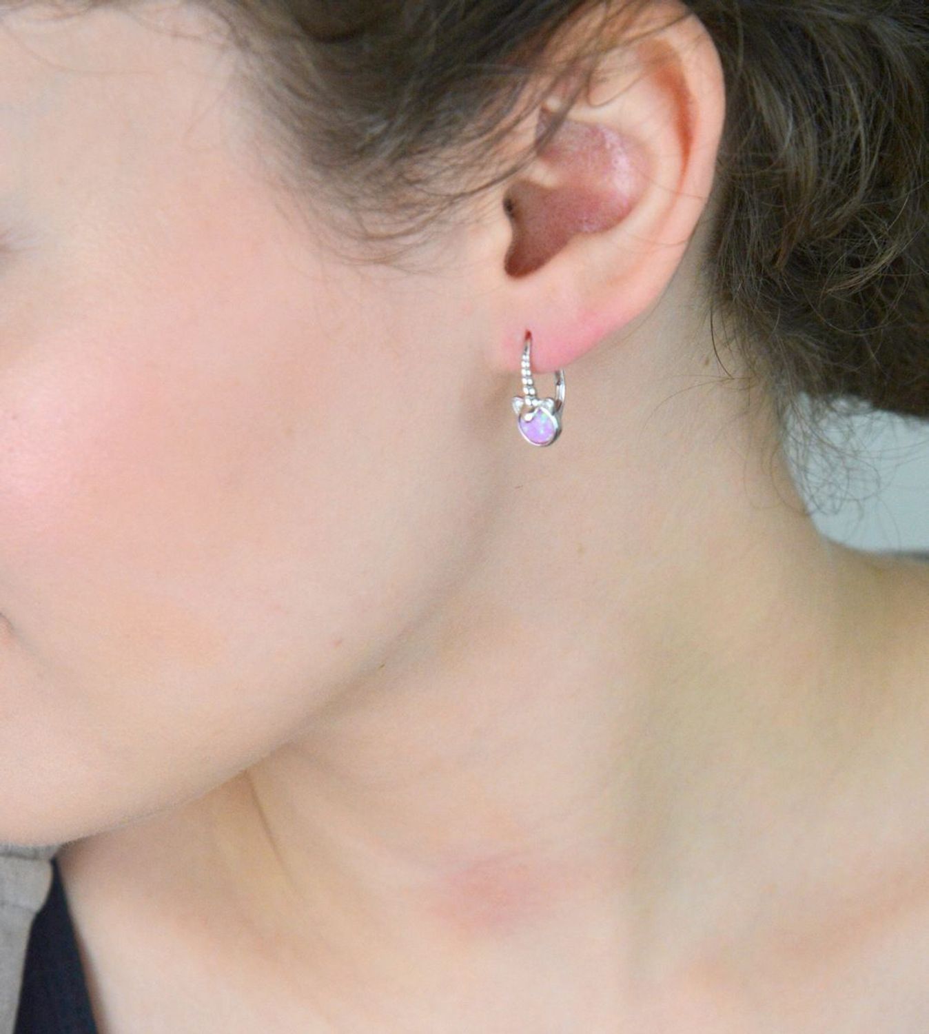 Urocze kolczyki jednorożce MINET z rodowanego srebra próby 925, ozdobione różowymi opalami i białymi cyrkoniami. Idealne dla małych miłośniczek bajkowych dodatków.11.jpg