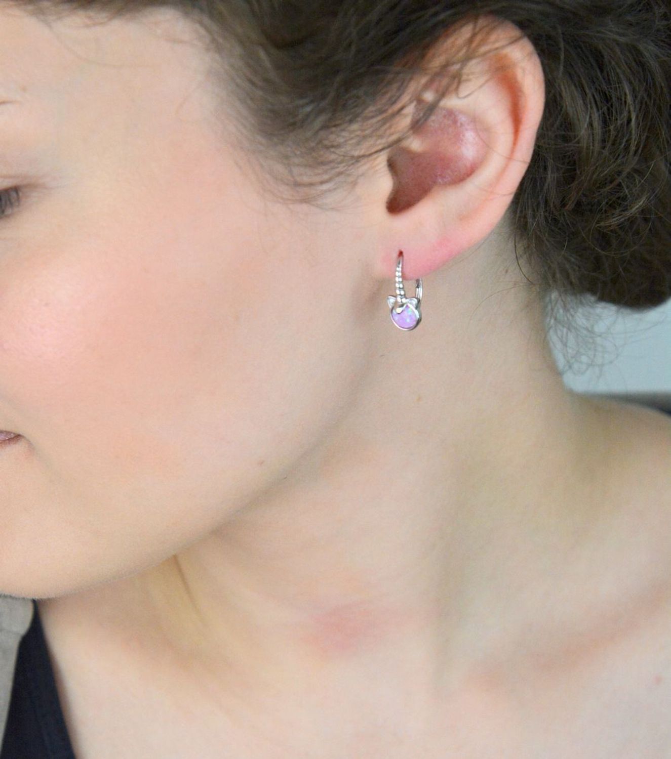 Urocze kolczyki jednorożce MINET z rodowanego srebra próby 925, ozdobione różowymi opalami i białymi cyrkoniami. Idealne dla małych miłośniczek bajkowych dodatków.11.jpg