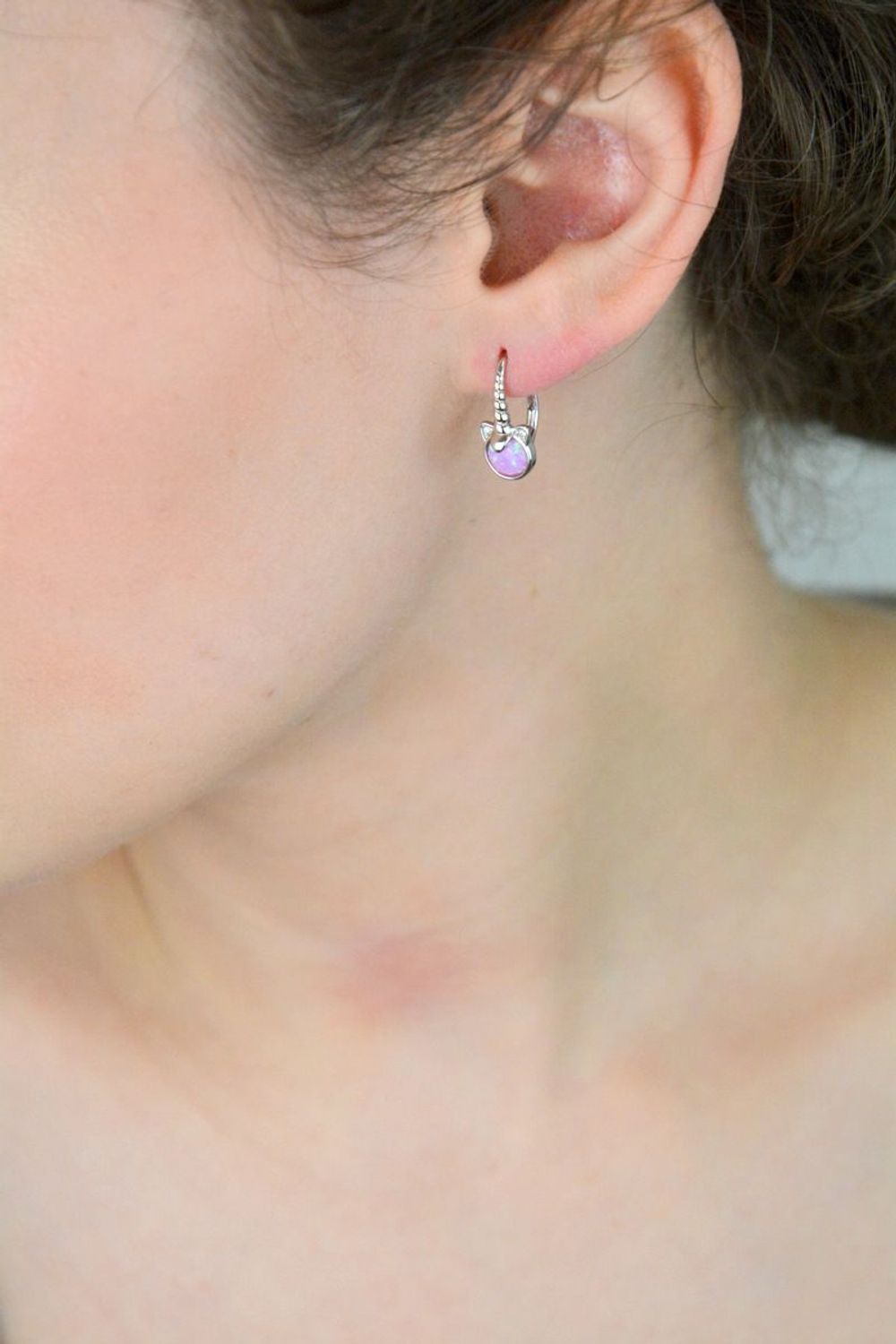 Urocze kolczyki jednorożce MINET z rodowanego srebra próby 925, ozdobione różowymi opalami i białymi cyrkoniami. Idealne dla małych miłośniczek bajkowych dodatków.11.jpg
