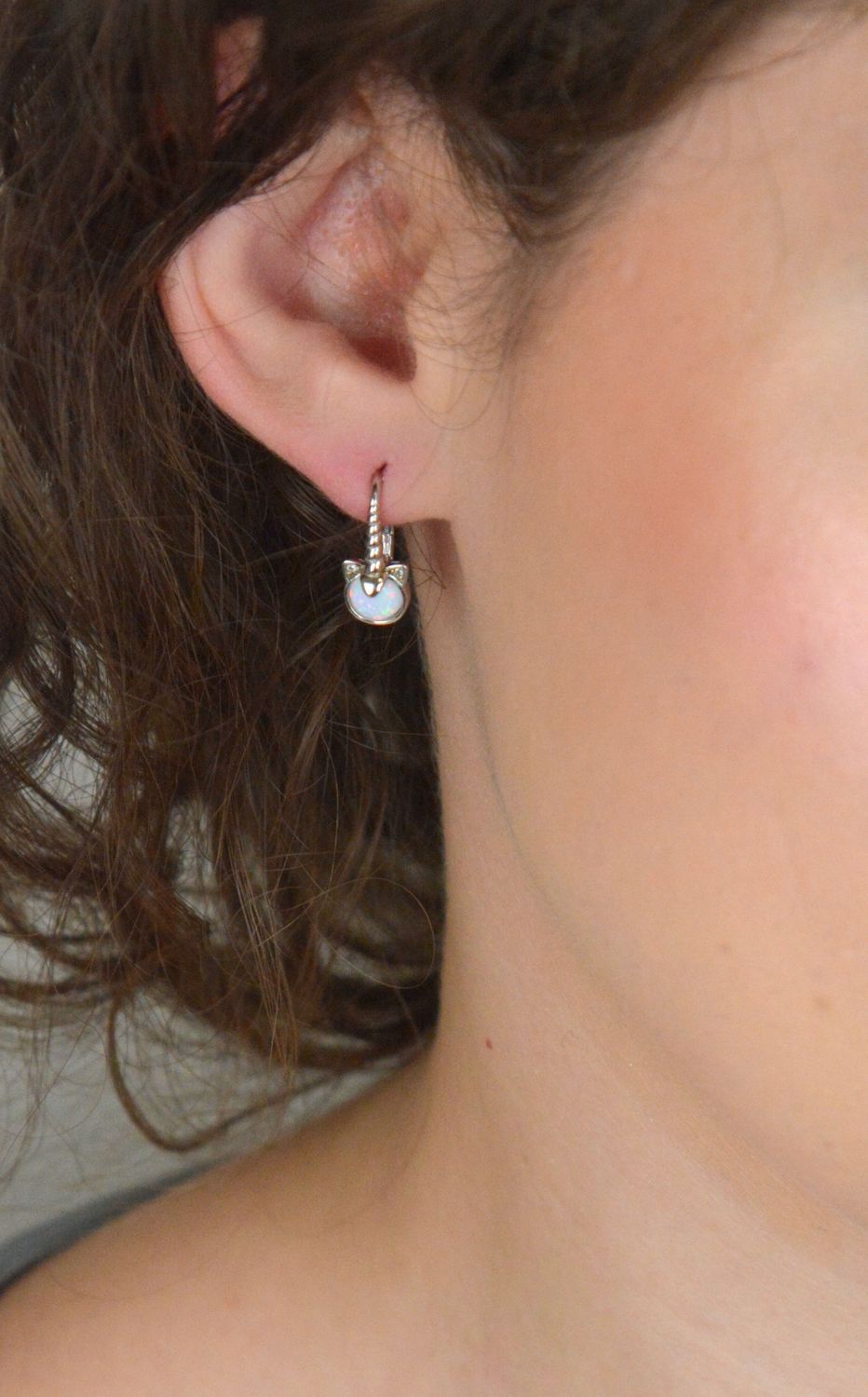 Urocze dziecięce kolczyki MINET w kształcie jednorożców, wykonane z rodowanego srebra 925, ozdobione białym opalem i cyrkoniami. Idealny prezent dla dziewczynki.1.jpg